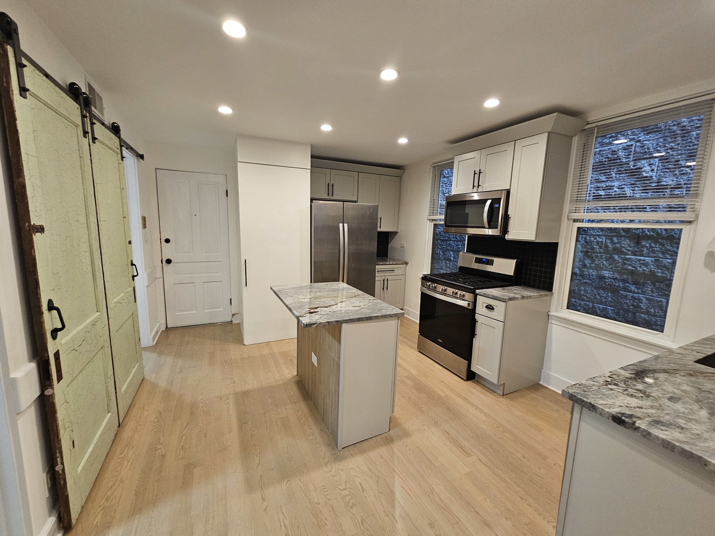 2541 N Southport Avenue Unit: 1F