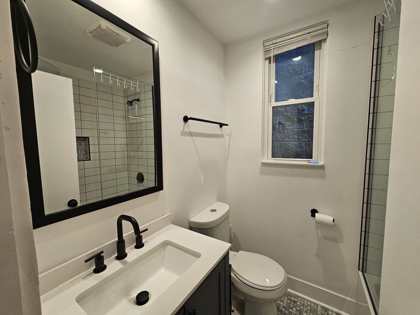 2541 N Southport Avenue Unit: 1F