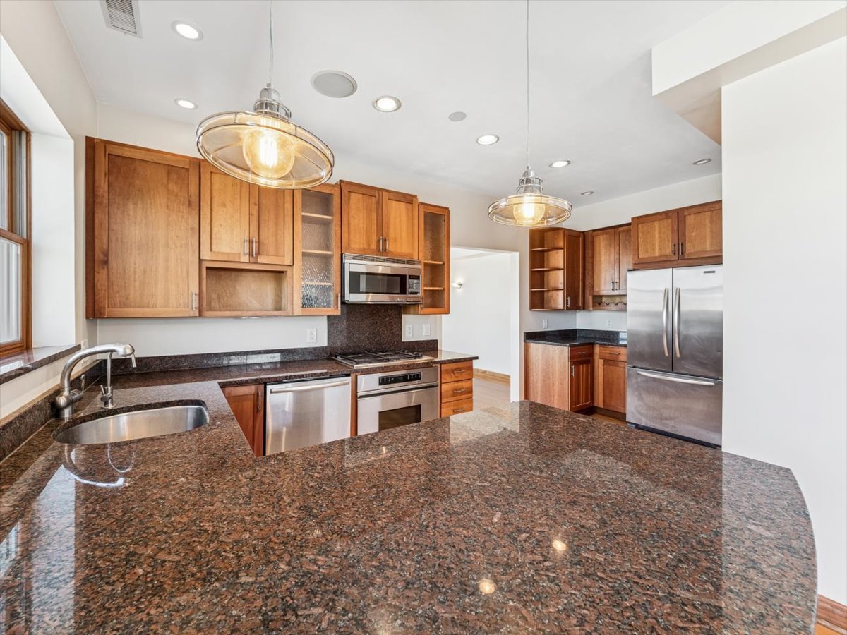 4720 N Springfield Avenue Unit: 3