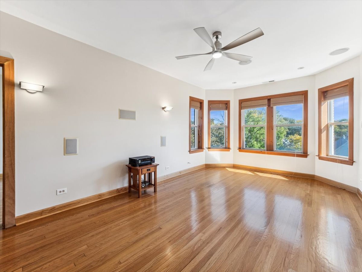 4720 N Springfield Avenue Unit: 3