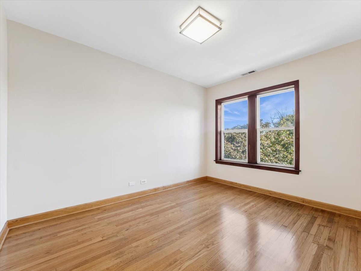 4720 N Springfield Avenue Unit: 3