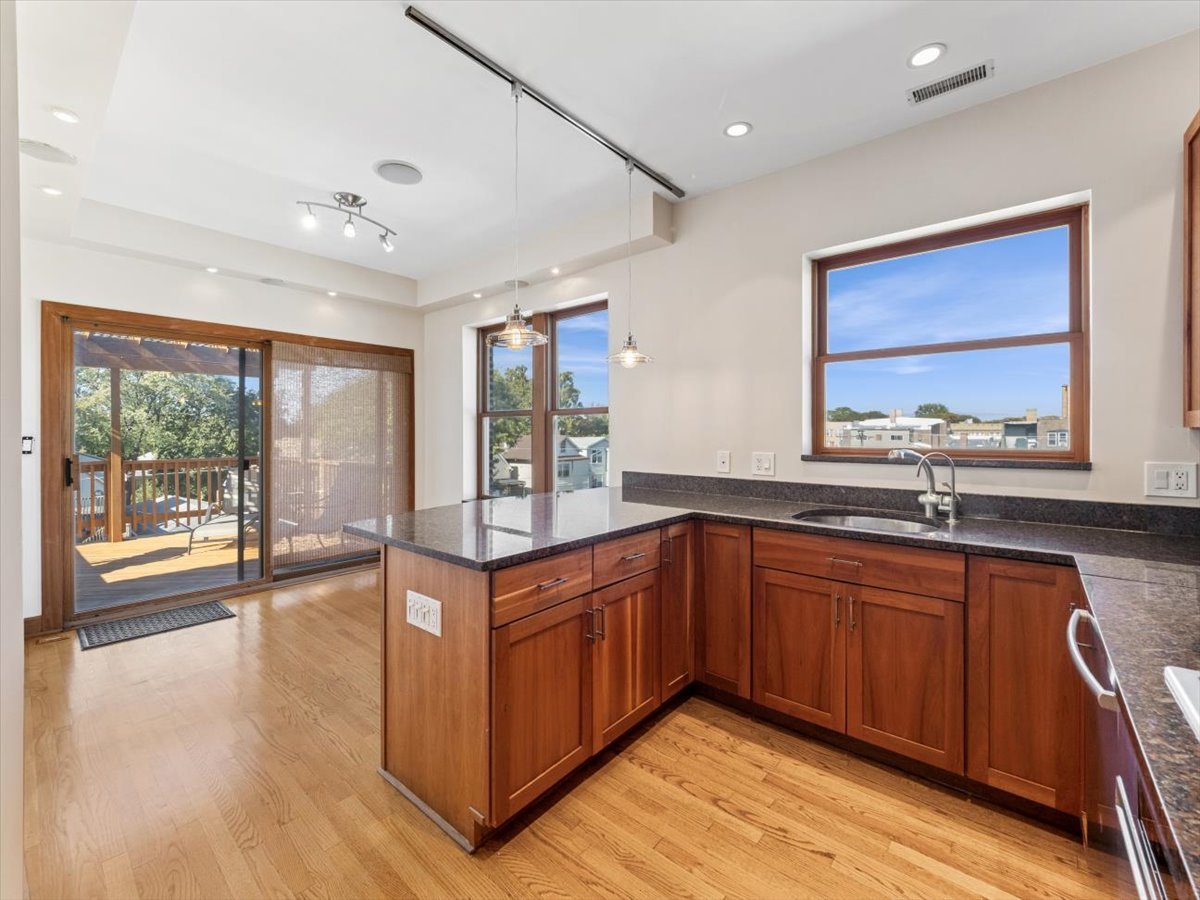 4720 N Springfield Avenue Unit: 3