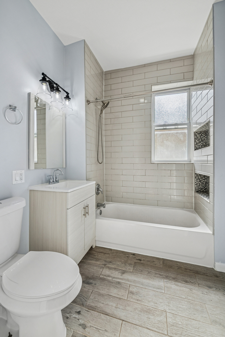 4045 N Monticello Avenue Unit: 2