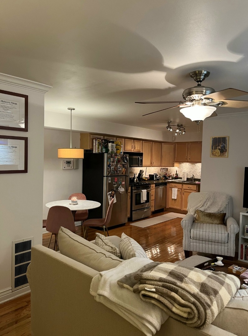 643 W Barry Avenue Unit: 1A