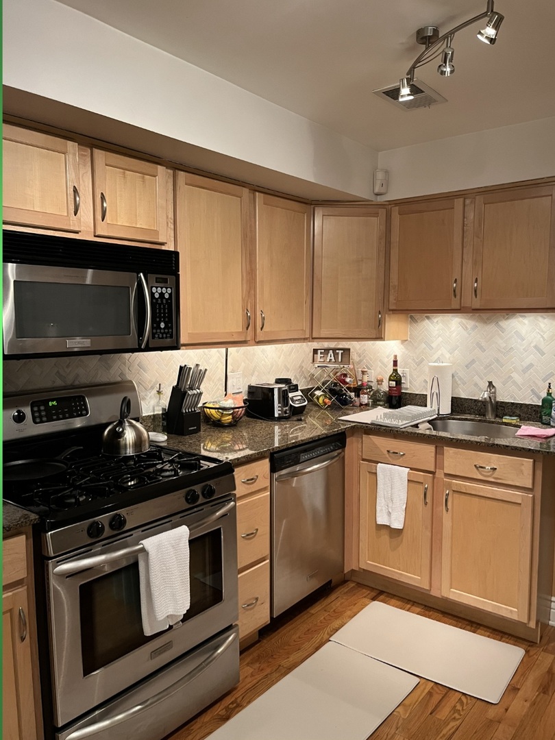 643 W Barry Avenue Unit: 1A