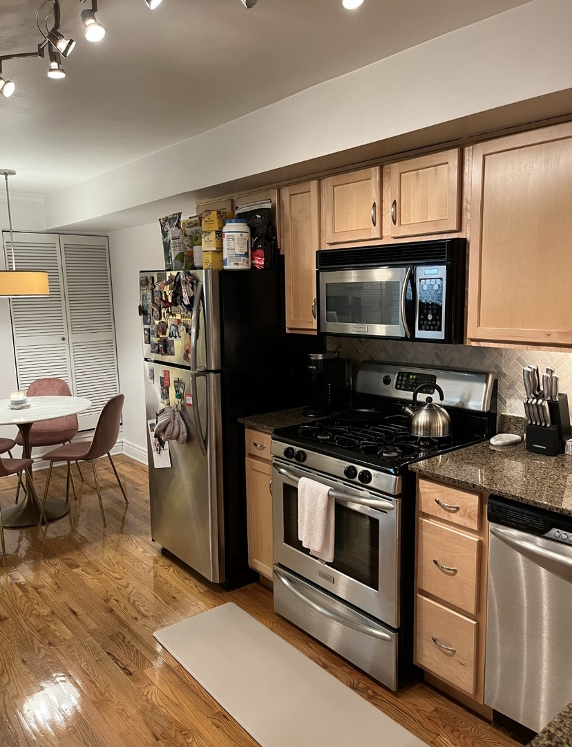 643 W Barry Avenue Unit: 1A