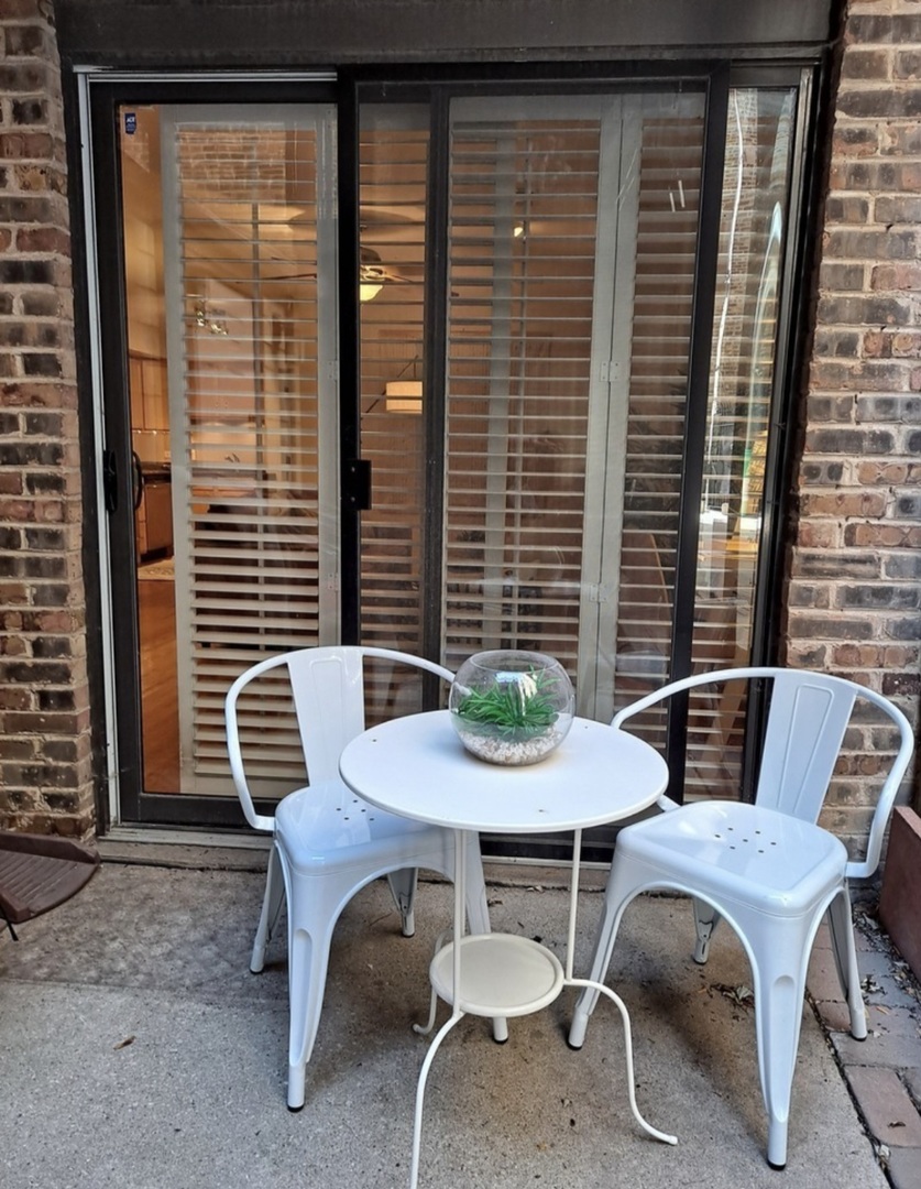 643 W Barry Avenue Unit: 1A