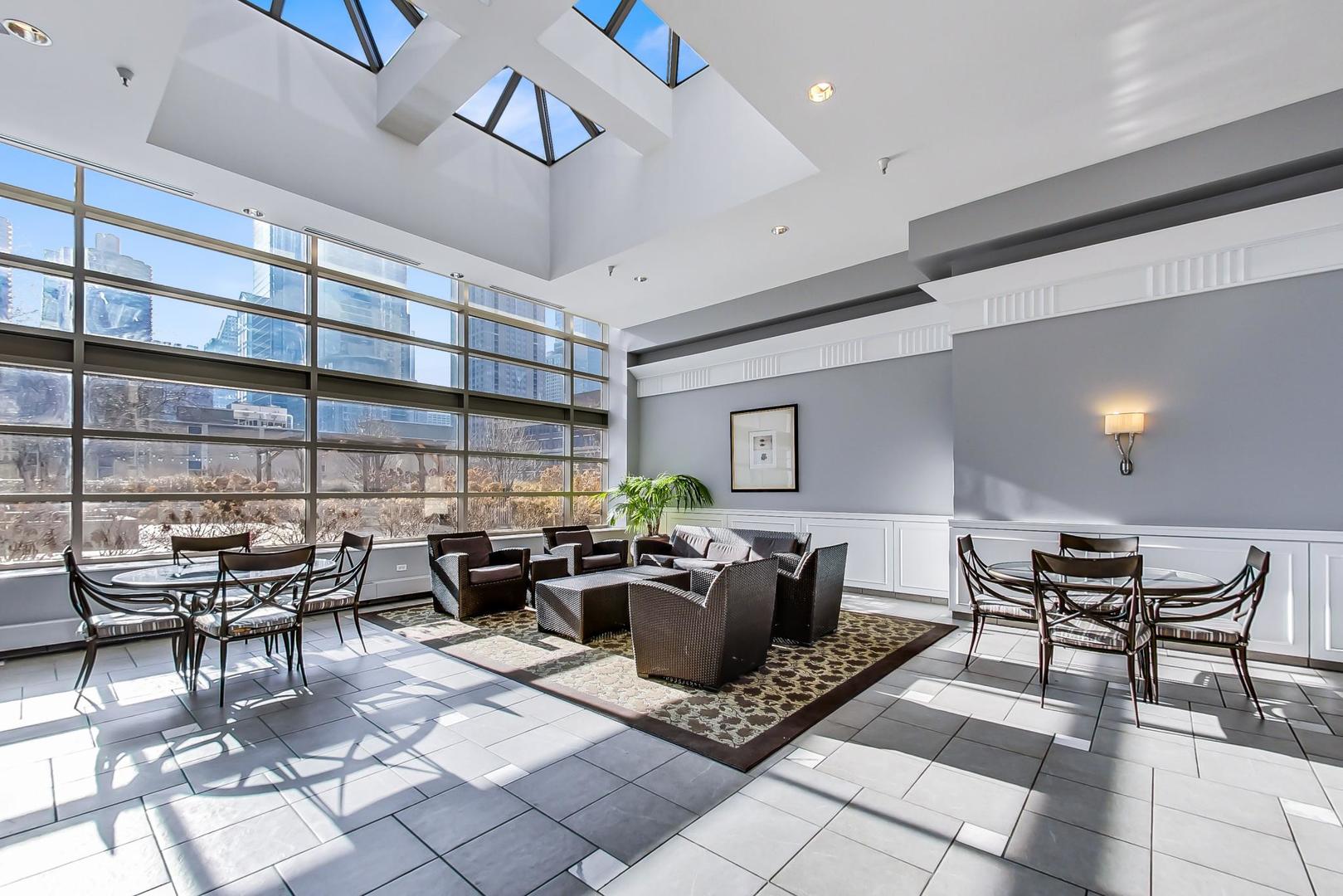 545 N Dearborn Street Unit: 1903