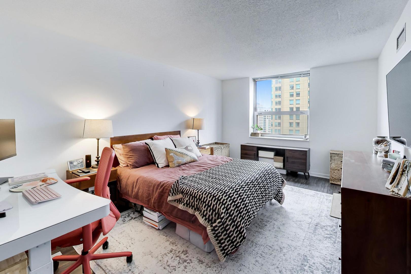 545 N Dearborn Street Unit: 1903