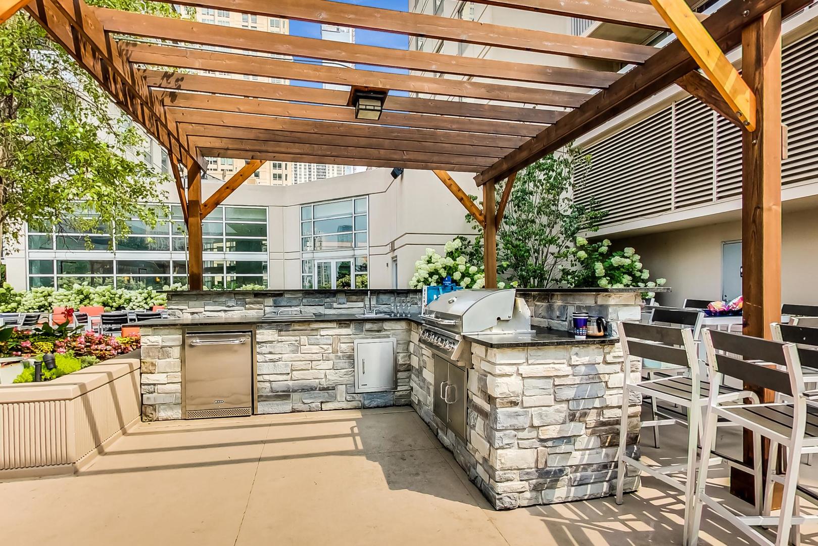 545 N Dearborn Street Unit: 1903