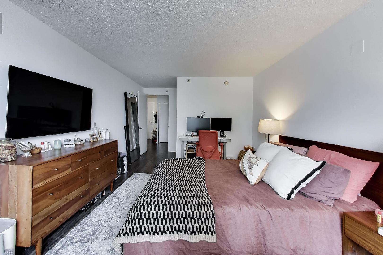 545 N Dearborn Street Unit: 1903
