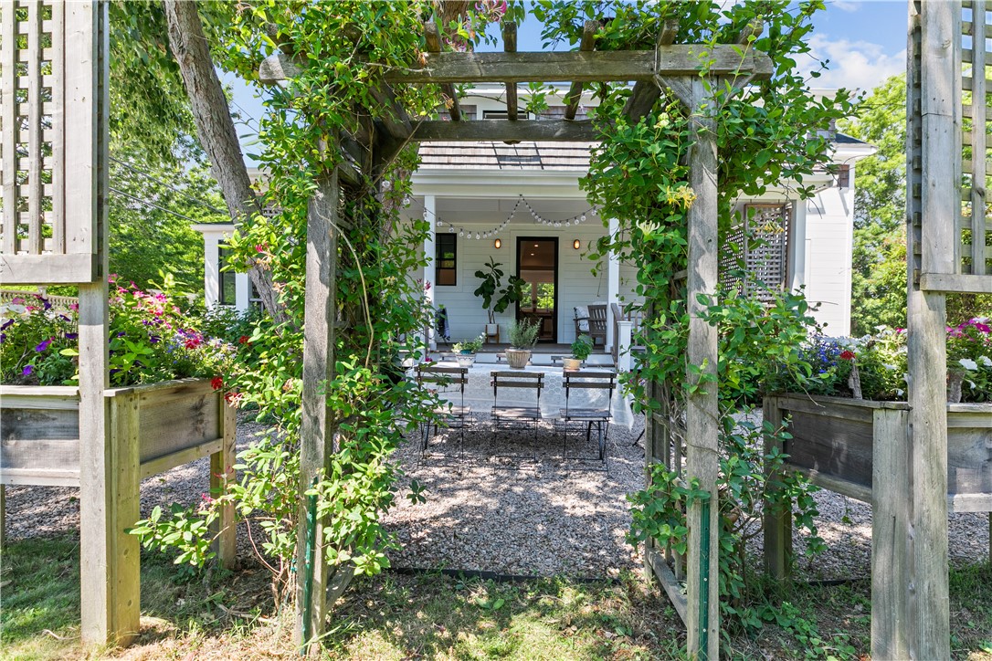 76 Van Zandt Avenue