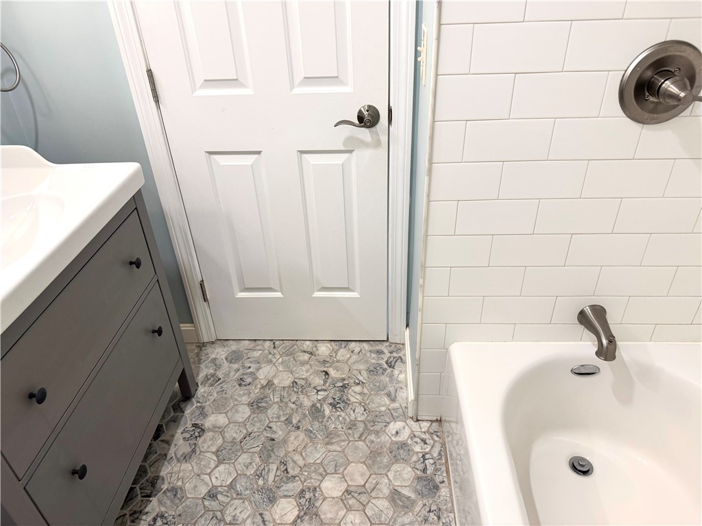 87 Roseneath Avenue A