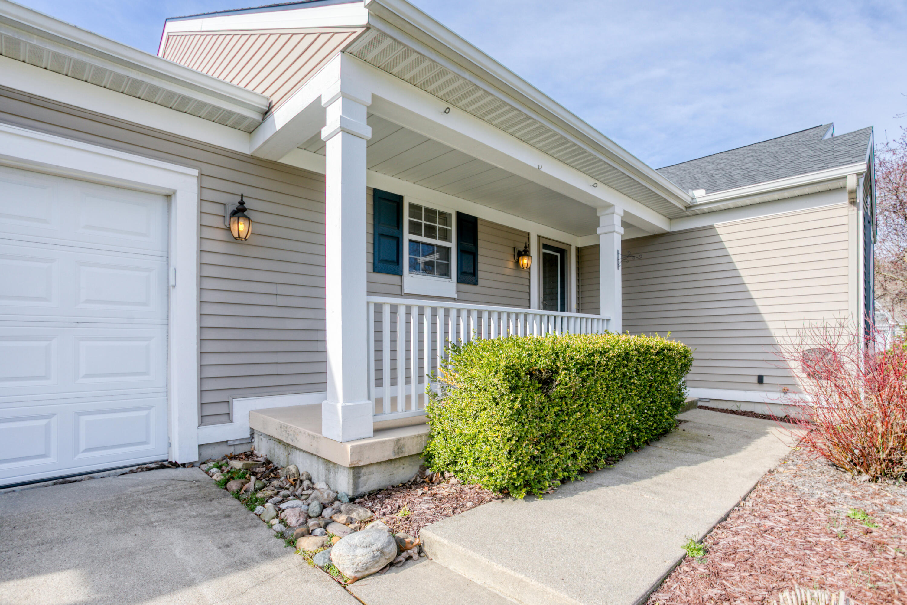 6981 Lake Bluff Drive NE