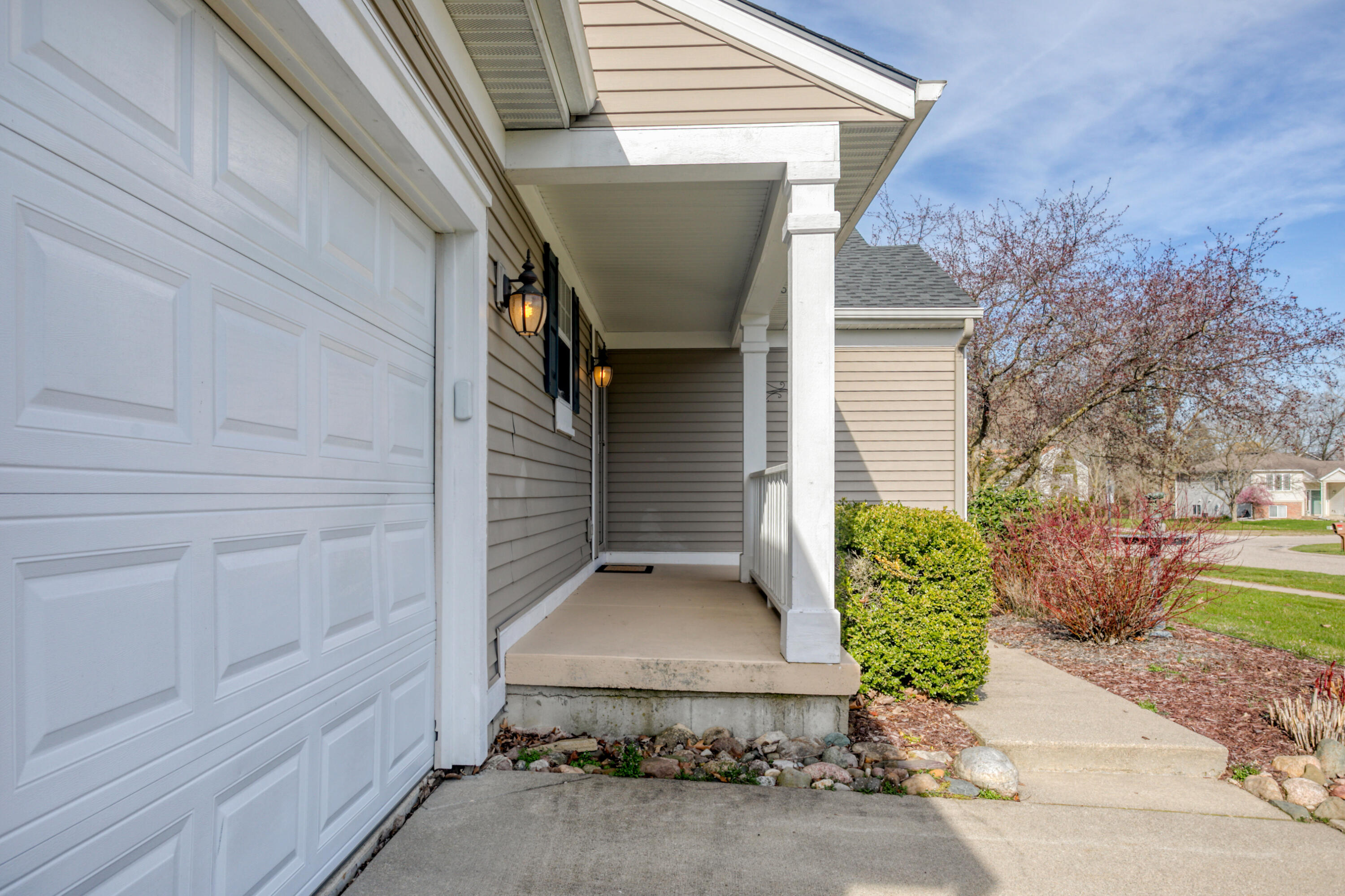 6981 Lake Bluff Drive NE