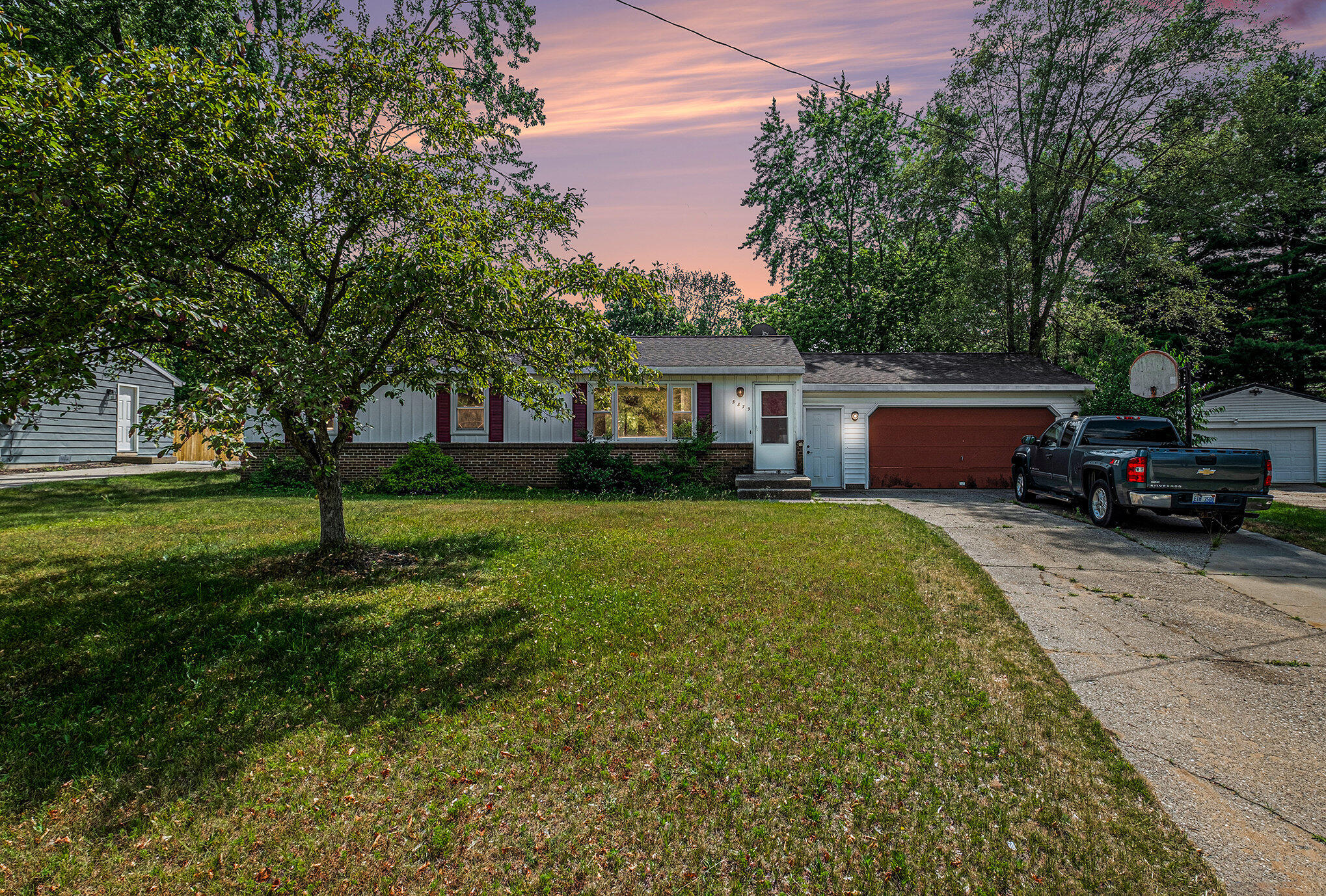 5879 Glenbrook Avenue SE