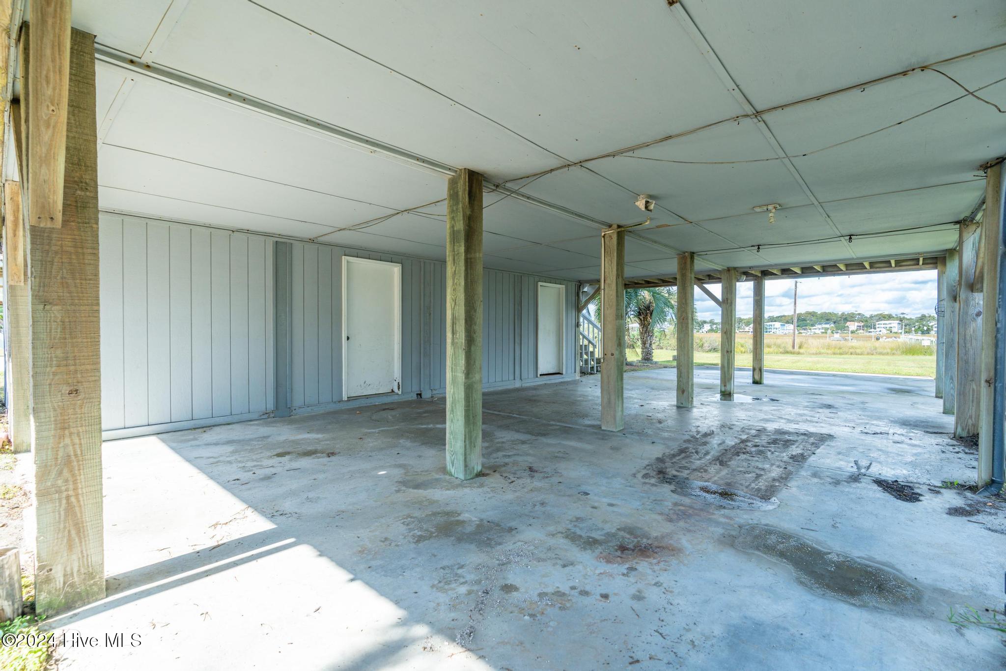 2318 W Dolphin Drive