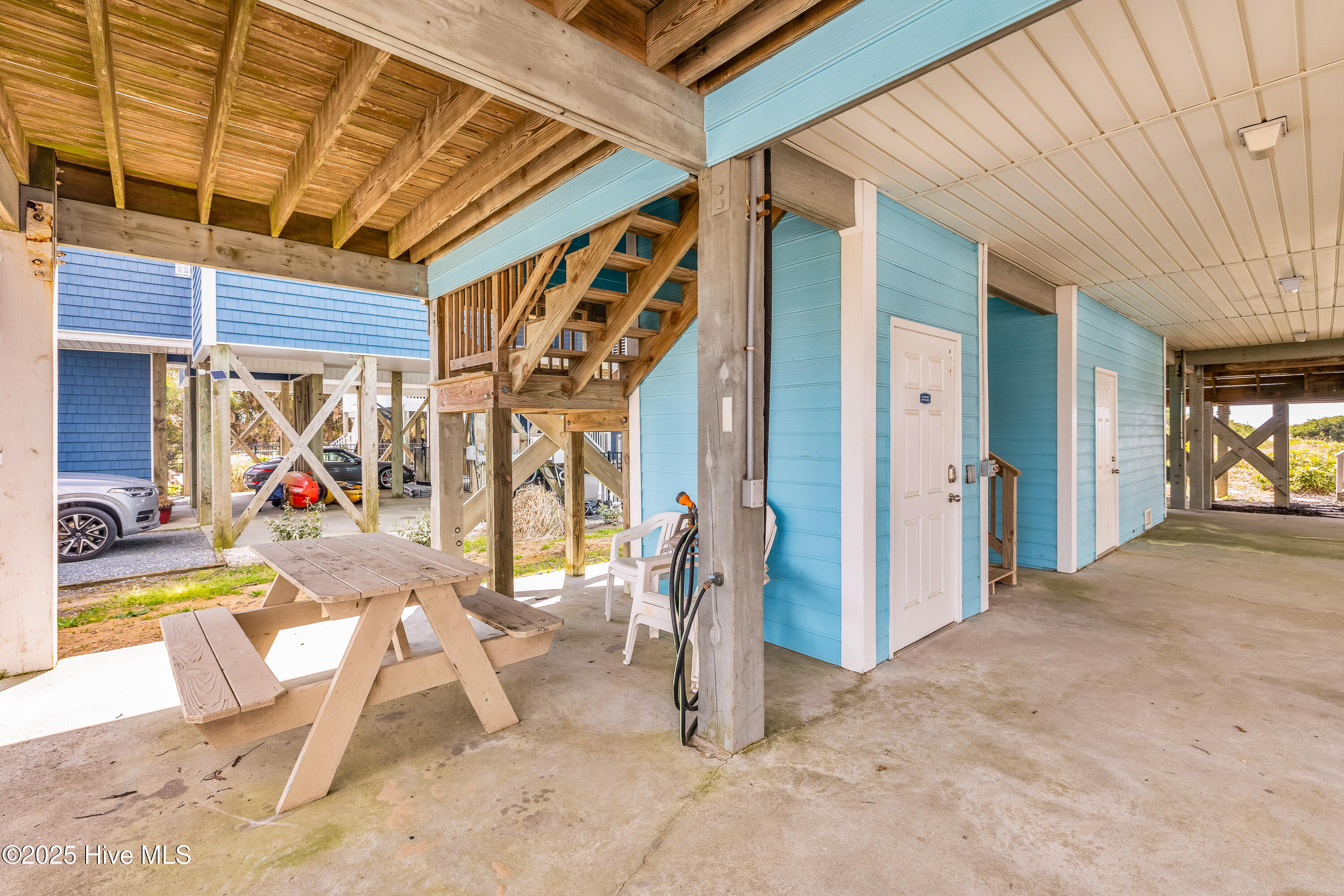 6901 Kings Lynn Drive