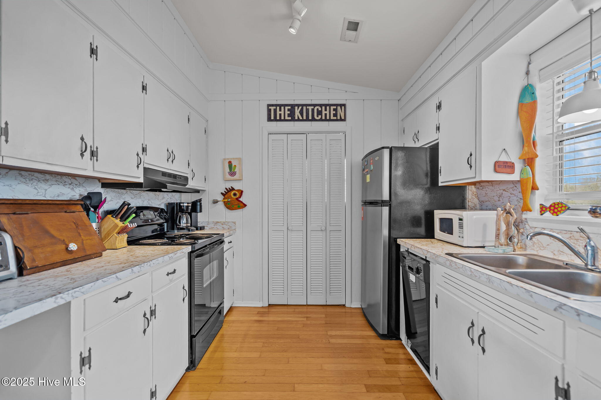 2906 E Dolphin Drive