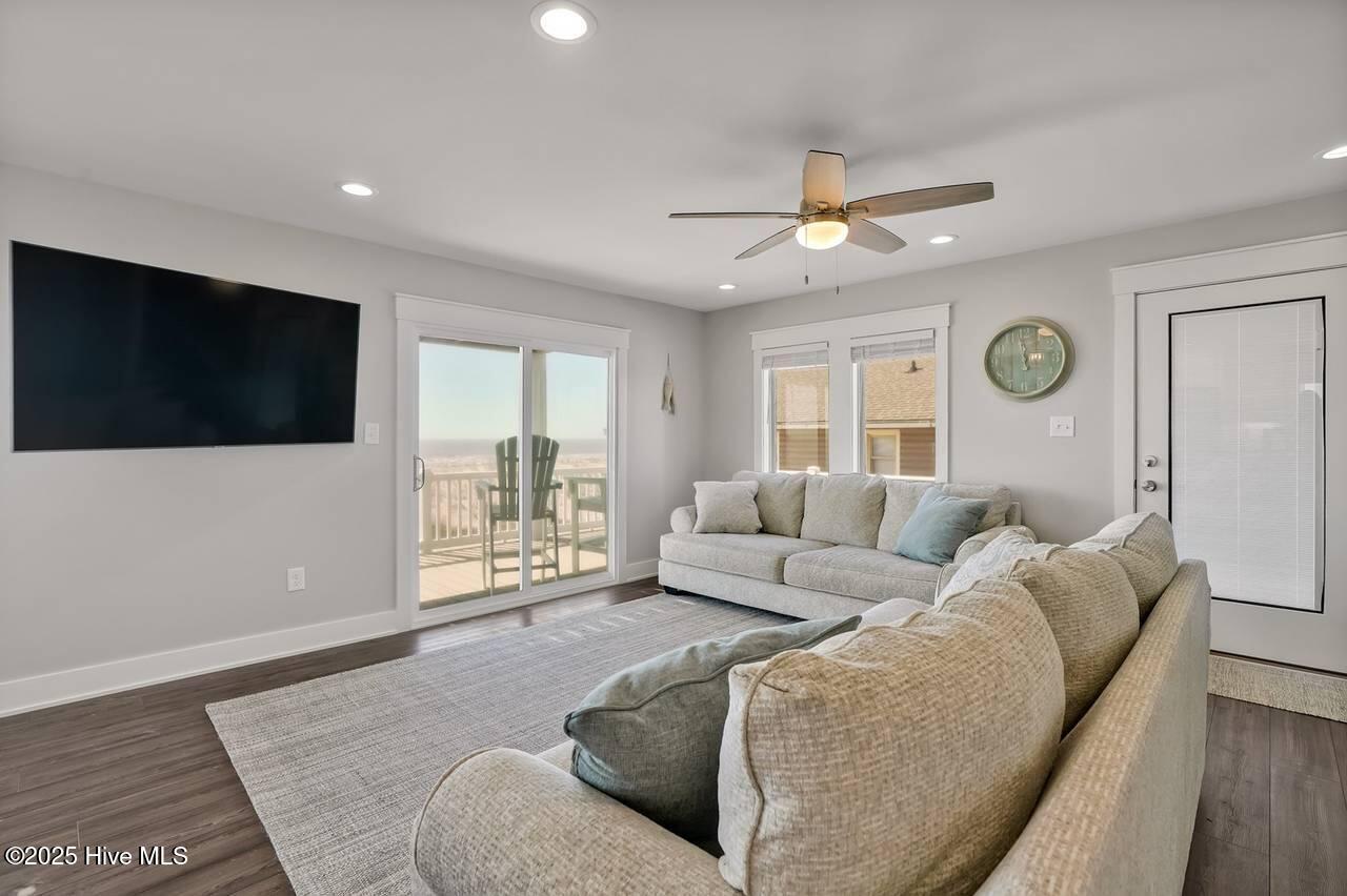 3527 E Beach Drive