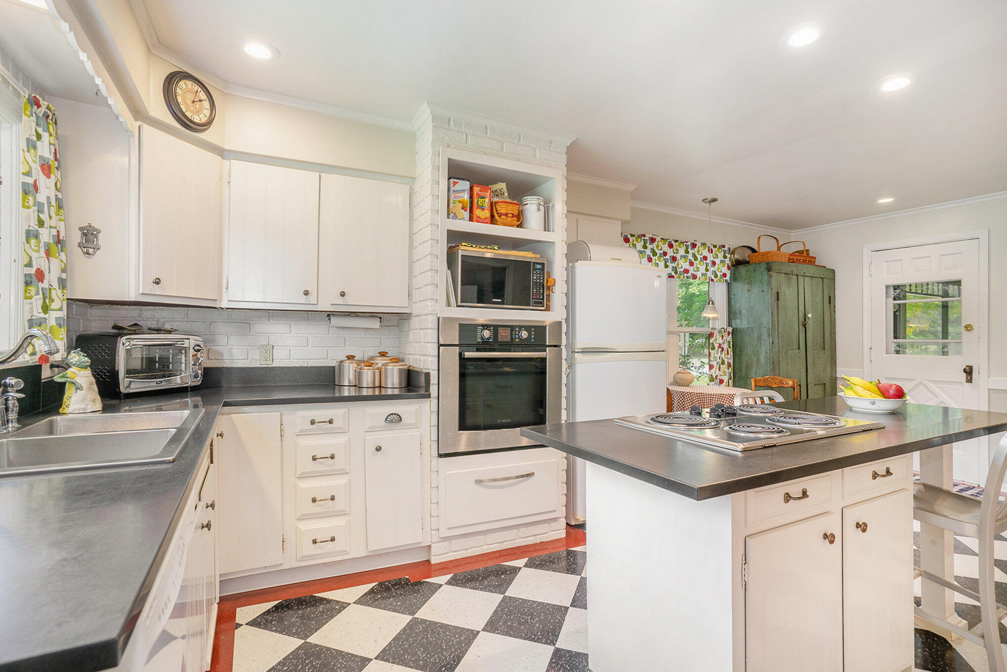 1382 Blue Star Highway