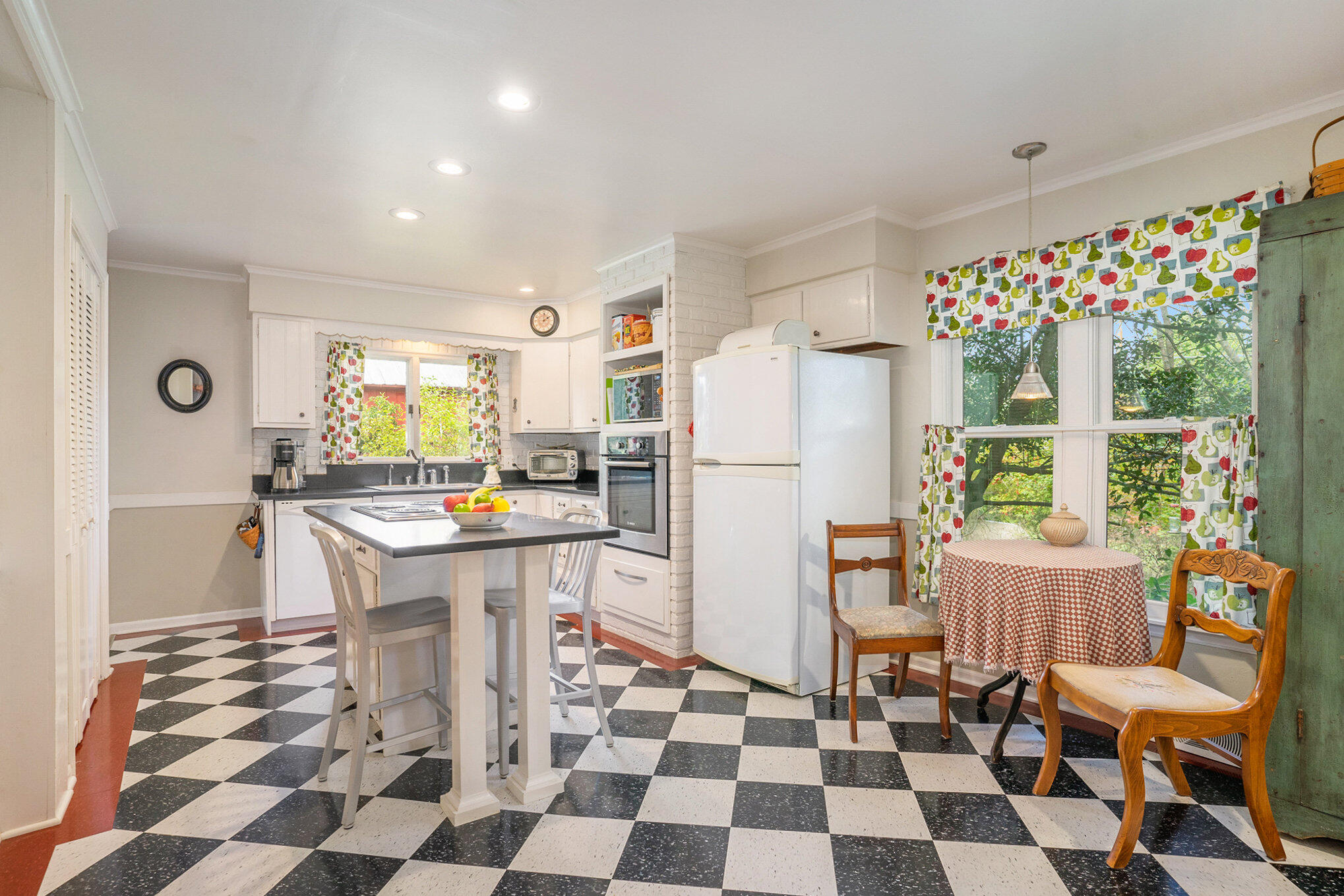 1382 Blue Star Highway