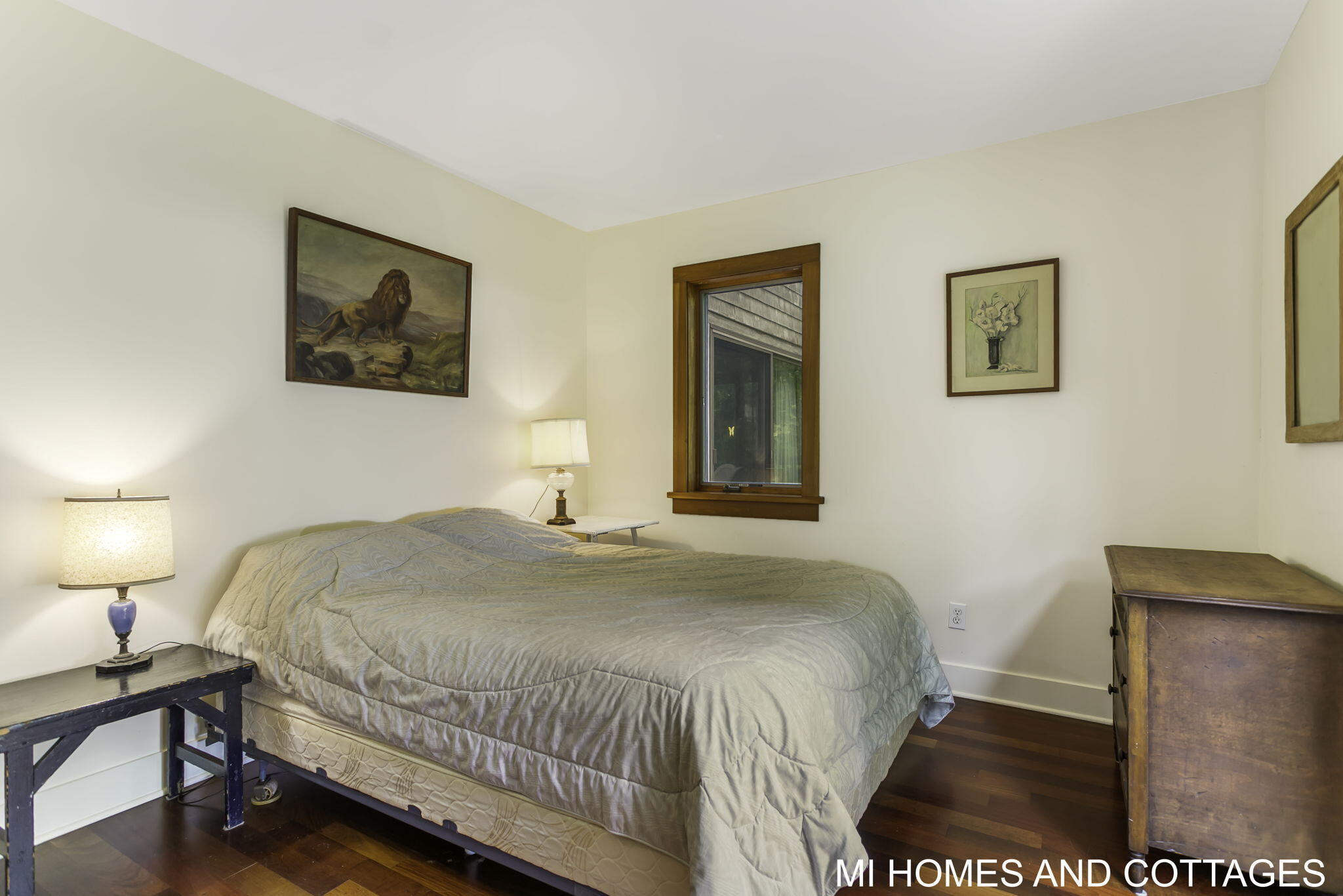 4489 N Lakeshore Drive