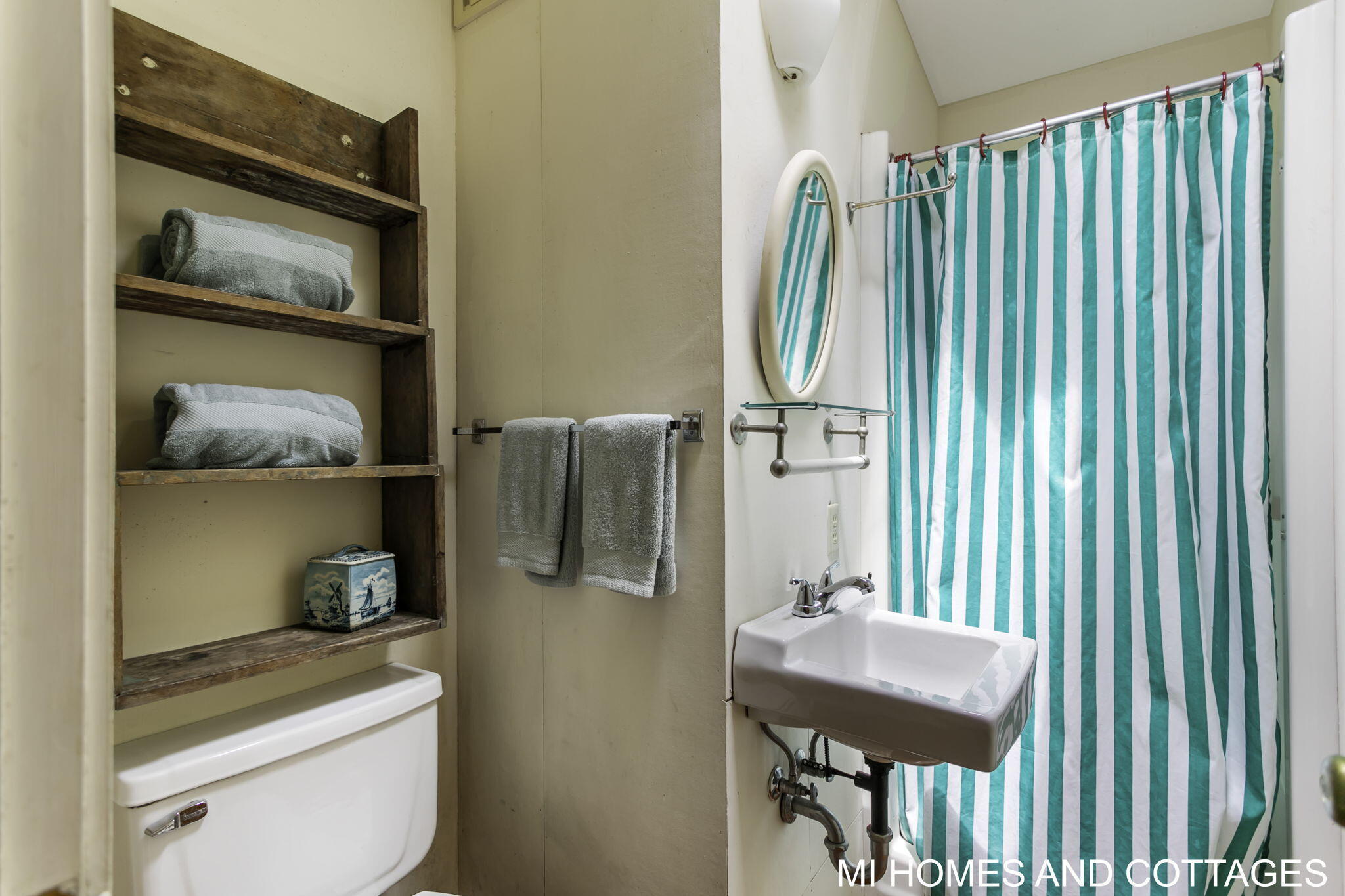 4489 N Lakeshore Drive