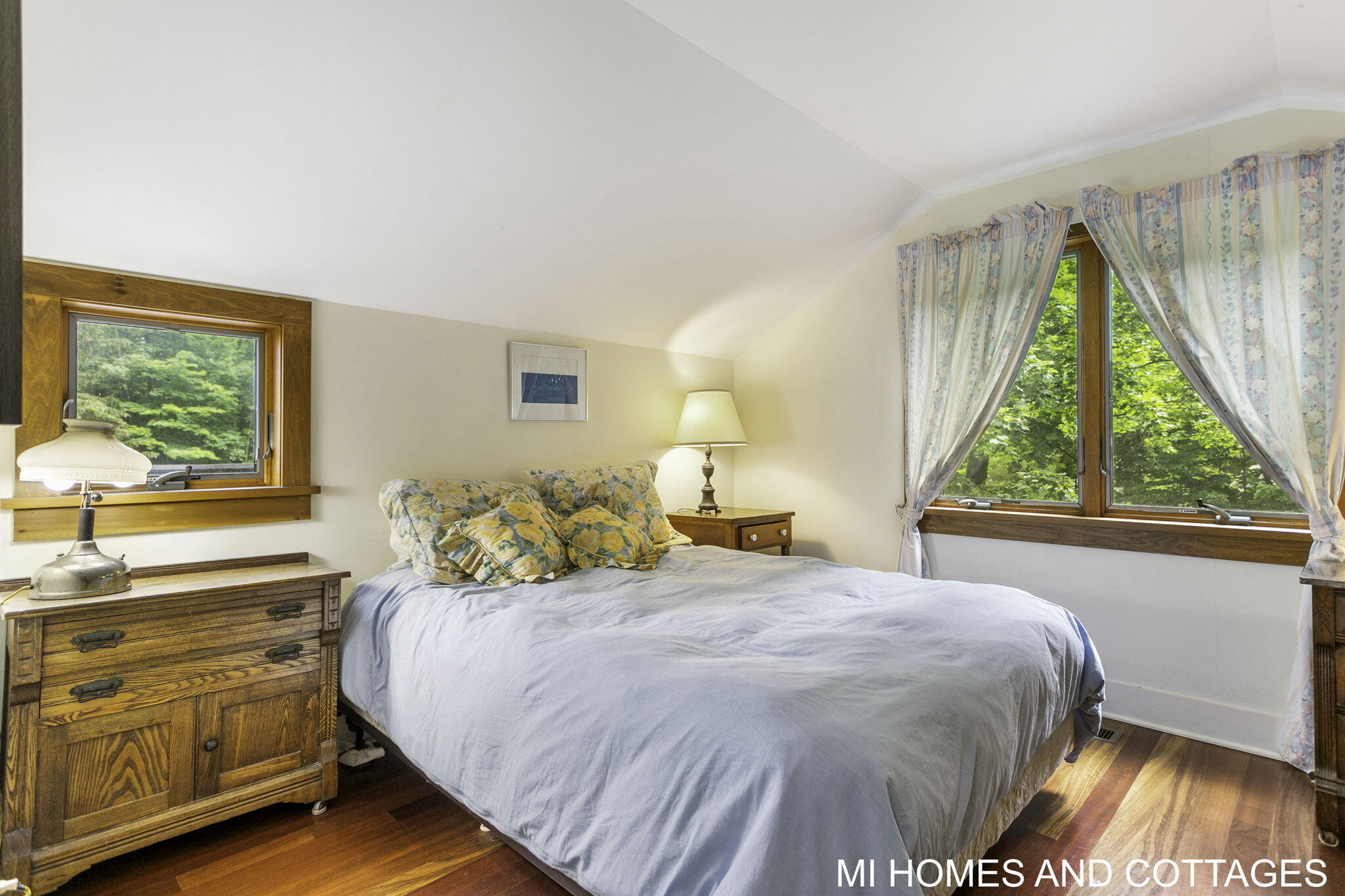 4489 N Lakeshore Drive