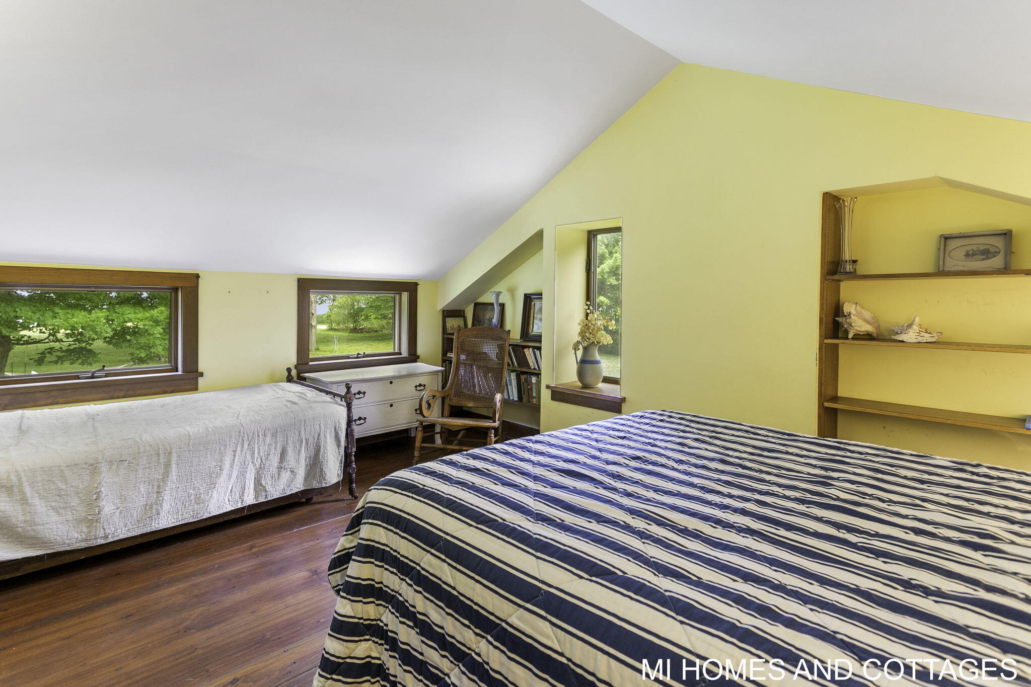 4489 N Lakeshore Drive