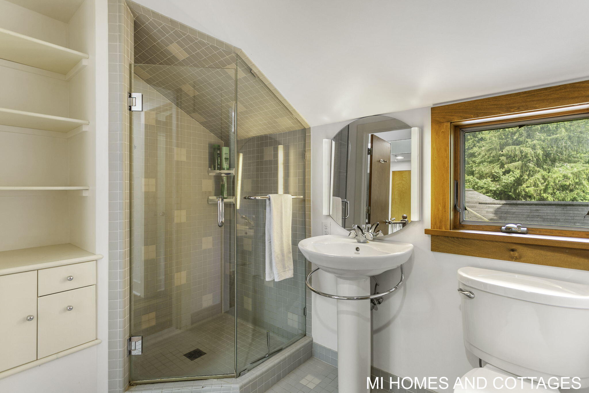 4489 N Lakeshore Drive