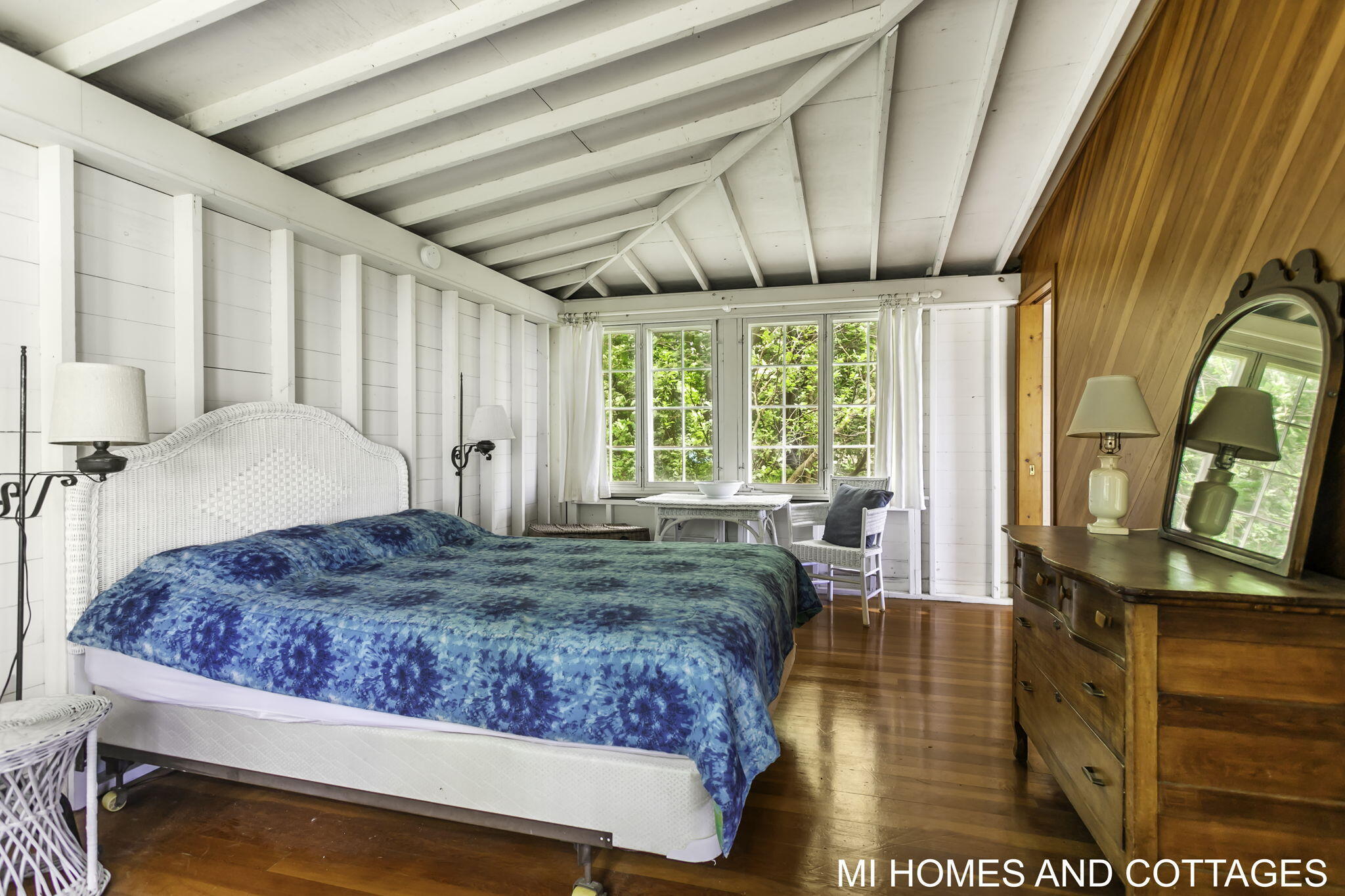 4489 N Lakeshore Drive