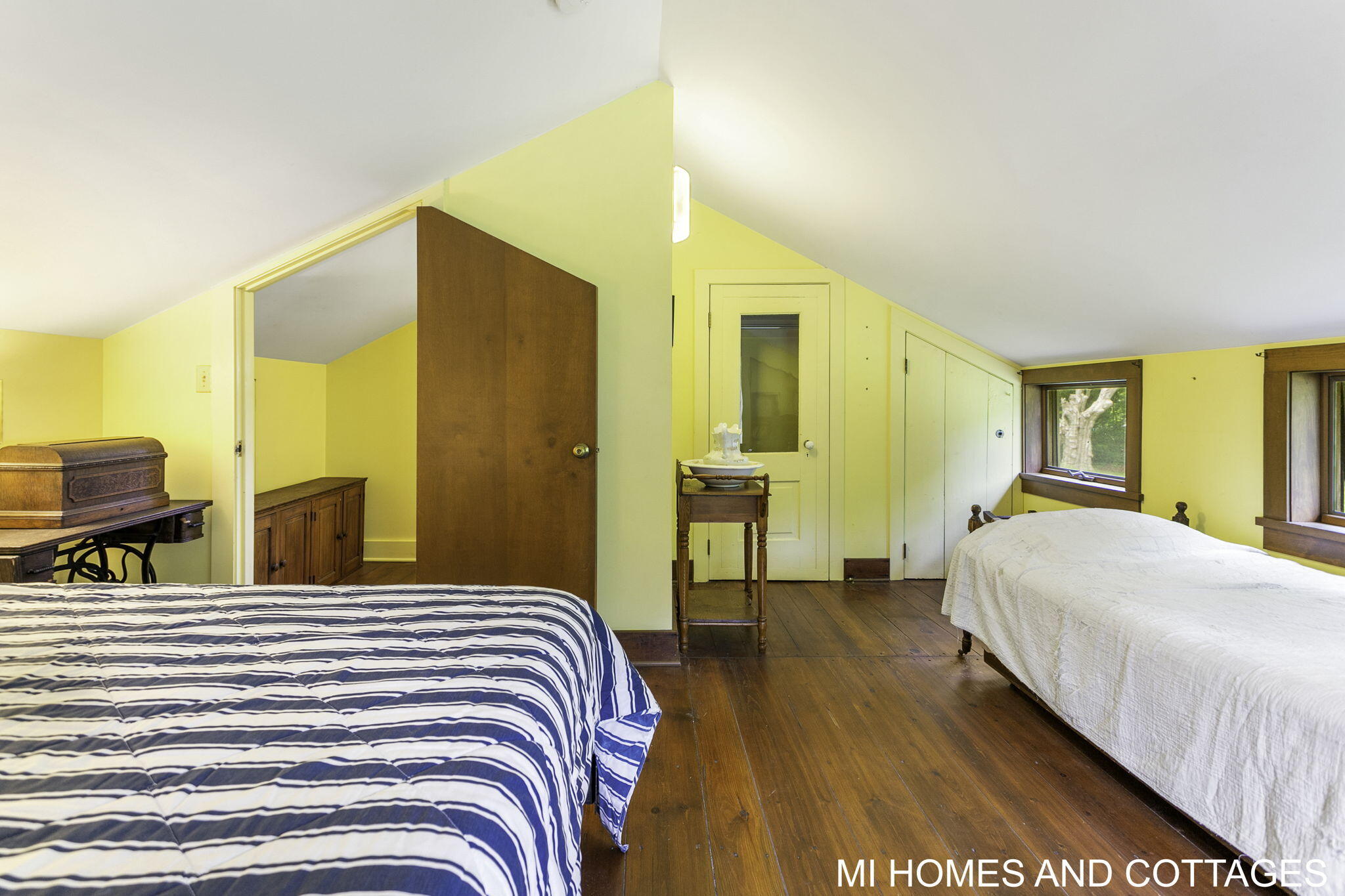 4489 N Lakeshore Drive