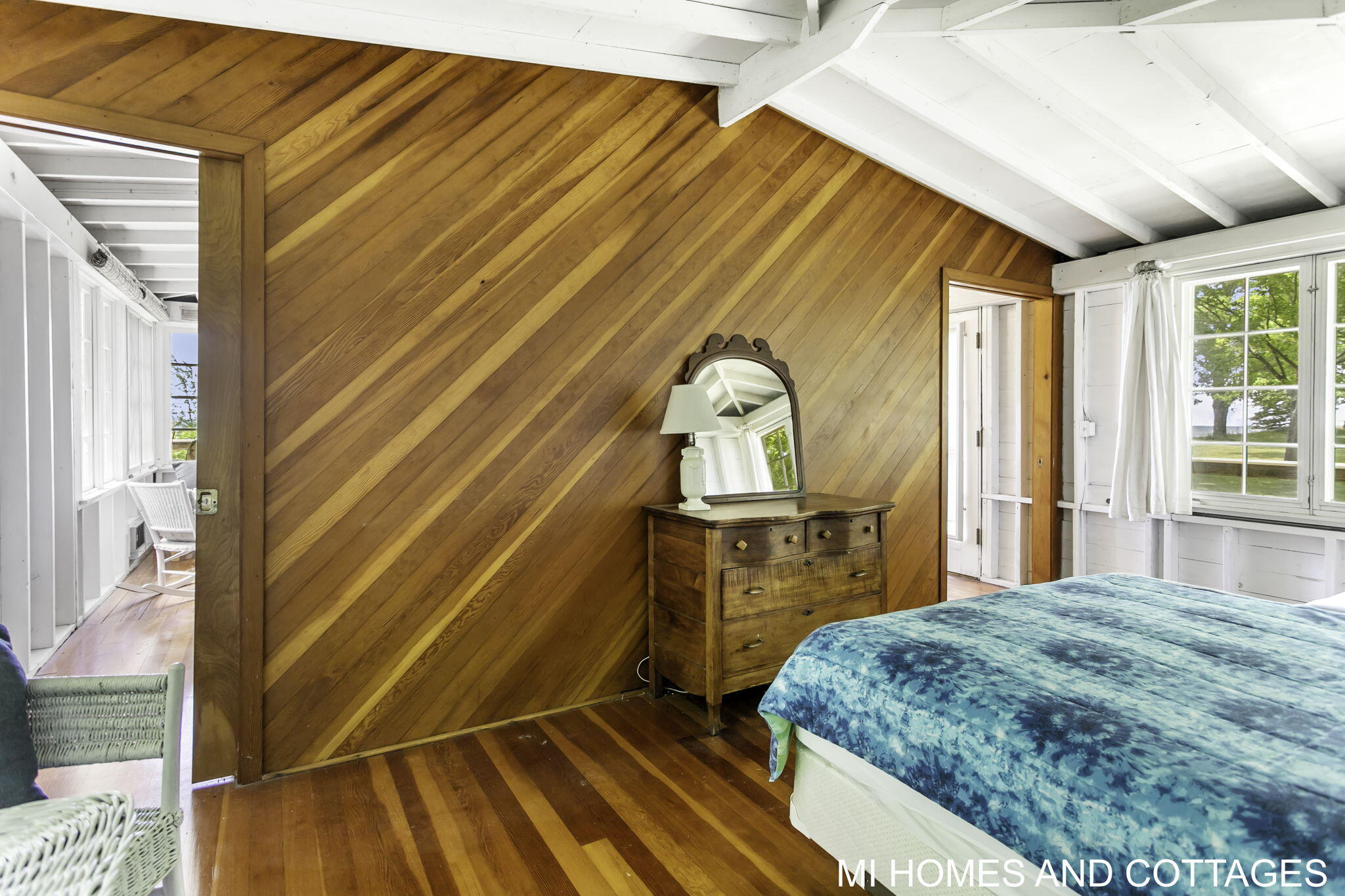 4489 N Lakeshore Drive