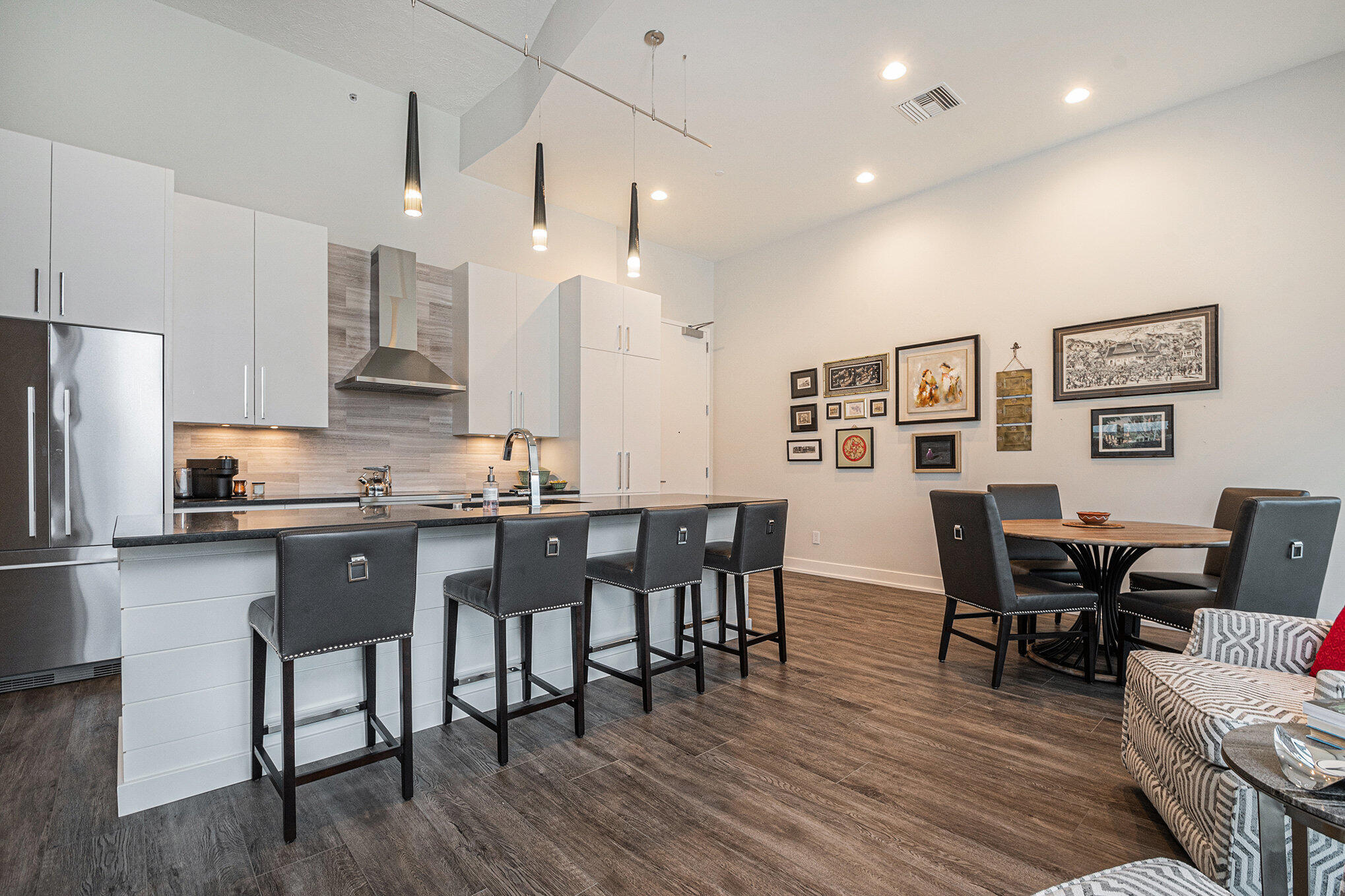 335 Bridge Street NW, 607