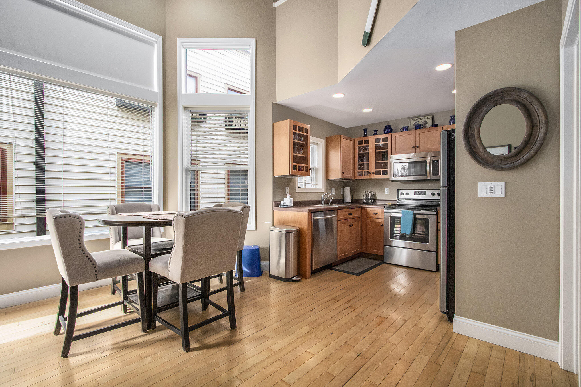 407 Eagle Street, 11