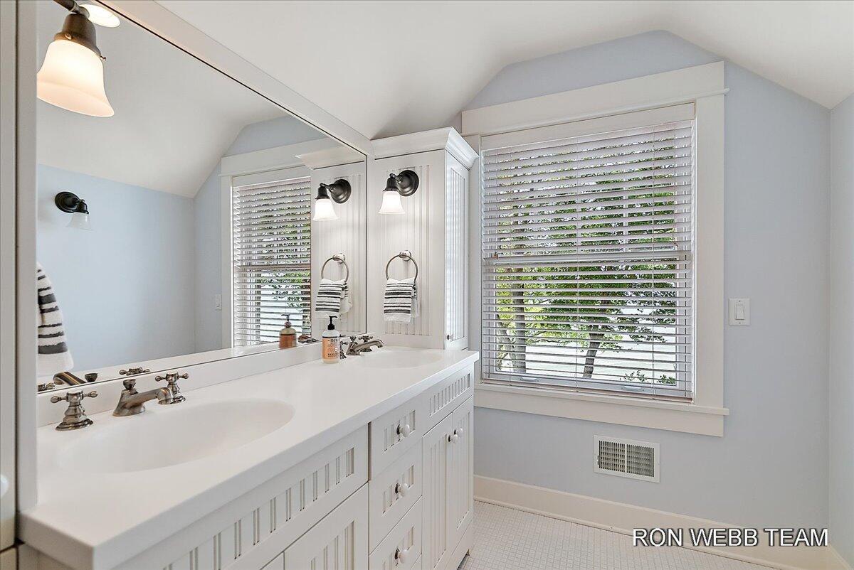 3501 N Lakeshore Drive