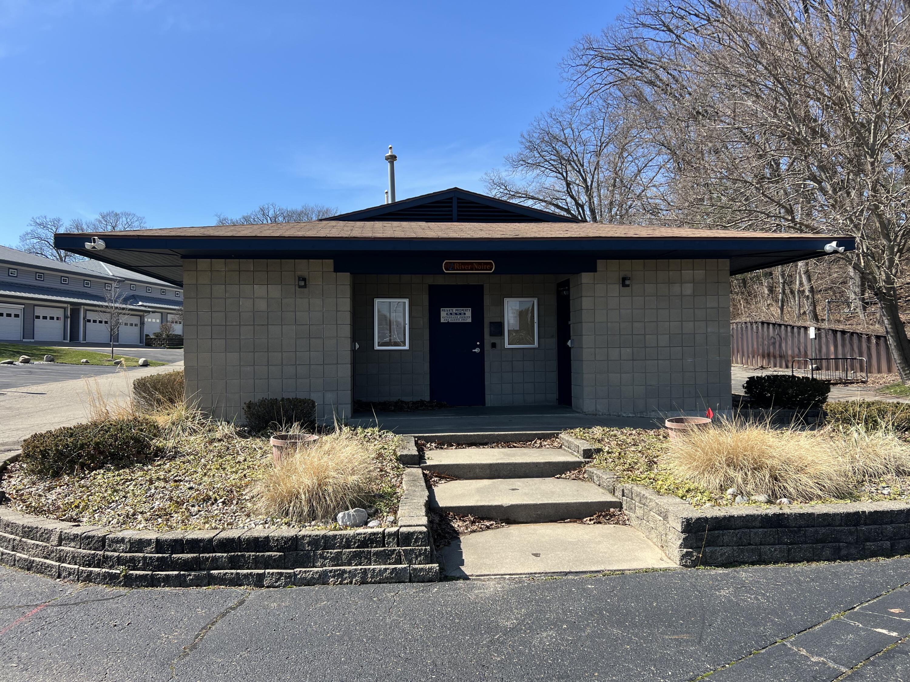 300 Oak Street 40