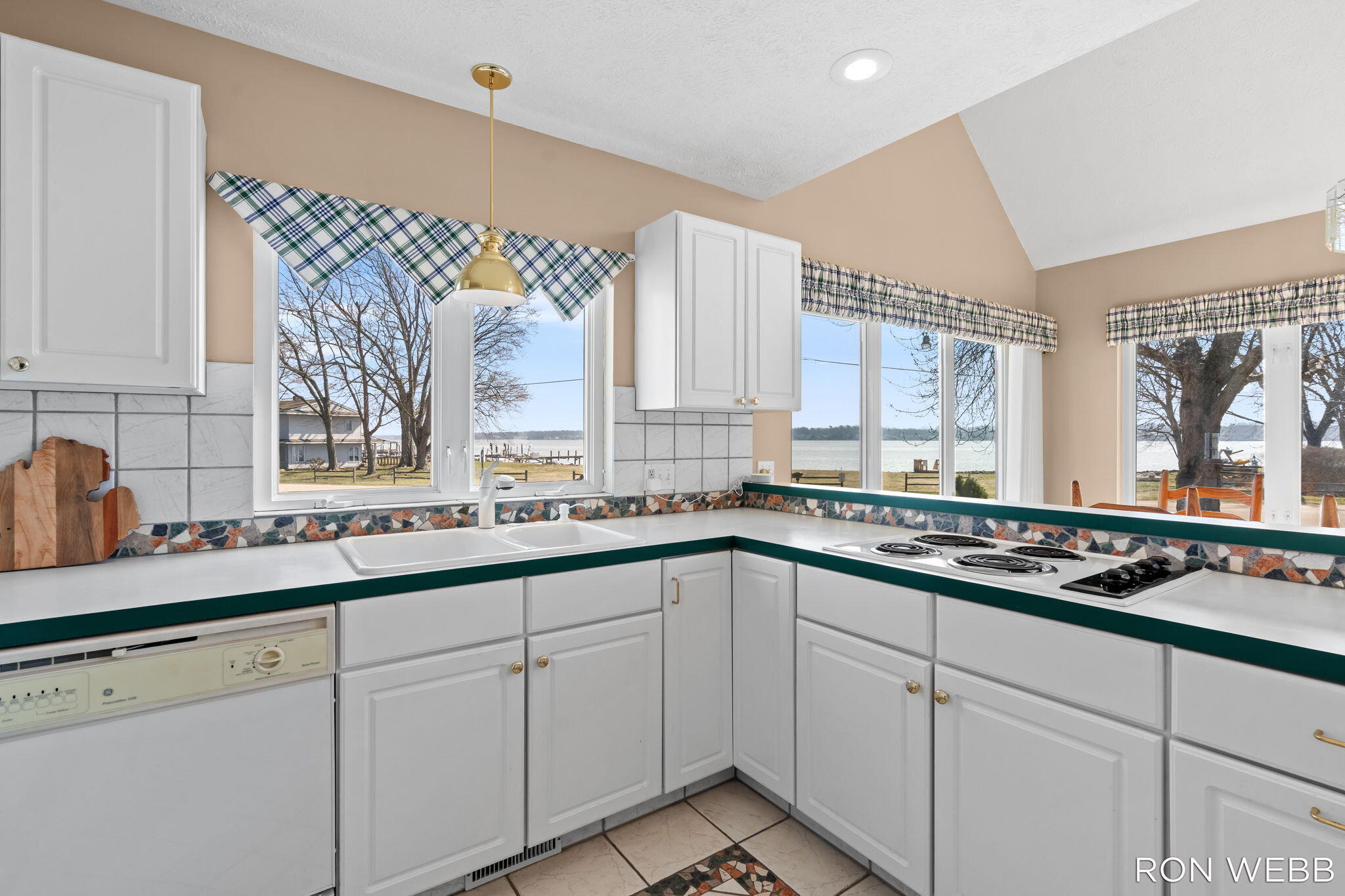 2087 Richardson Avenue