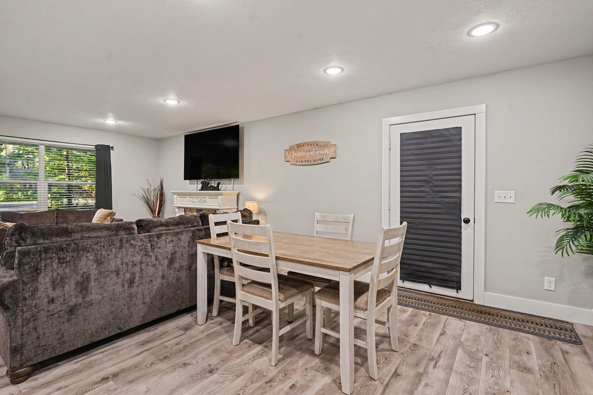 532 W River Road