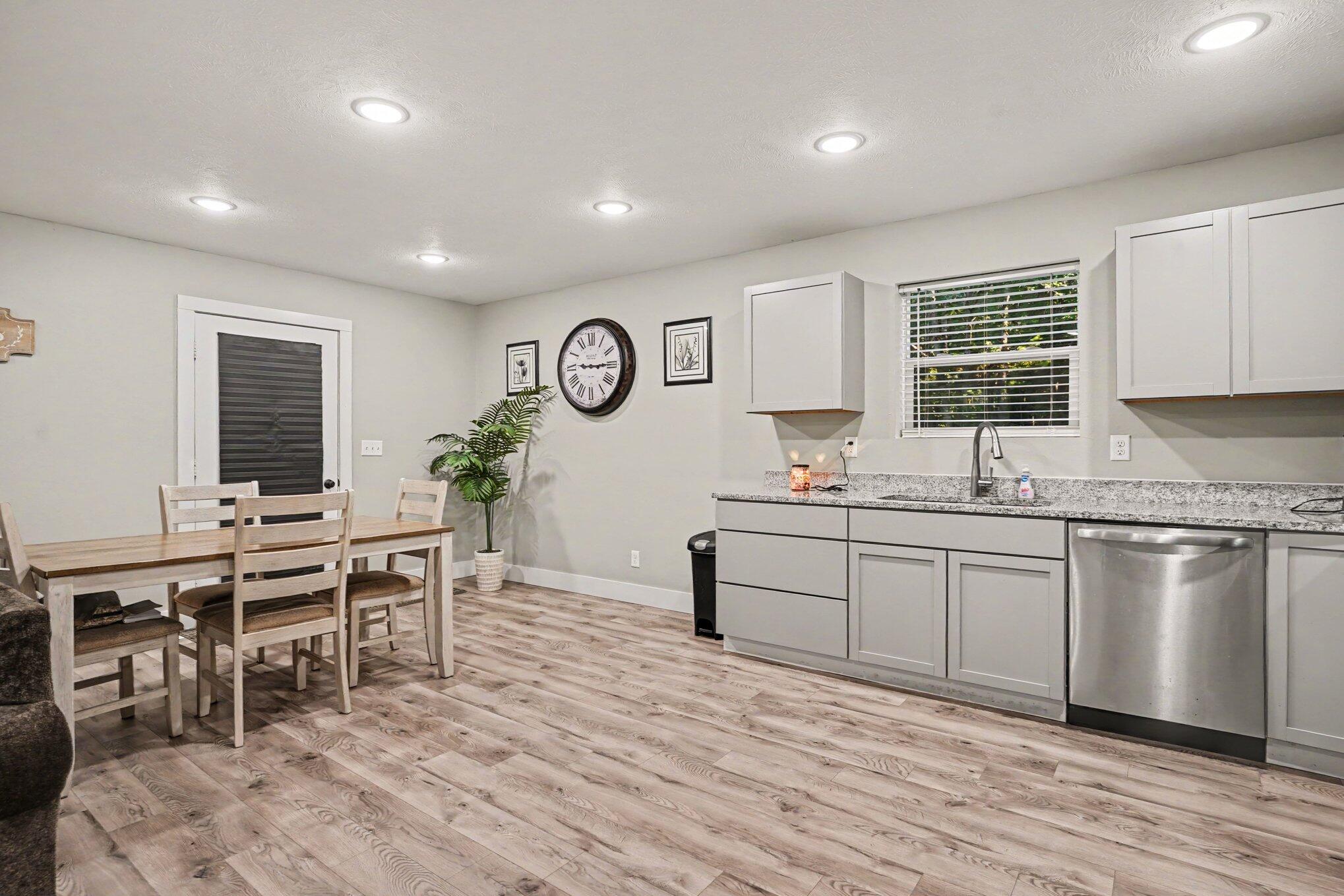 532 W River Road
