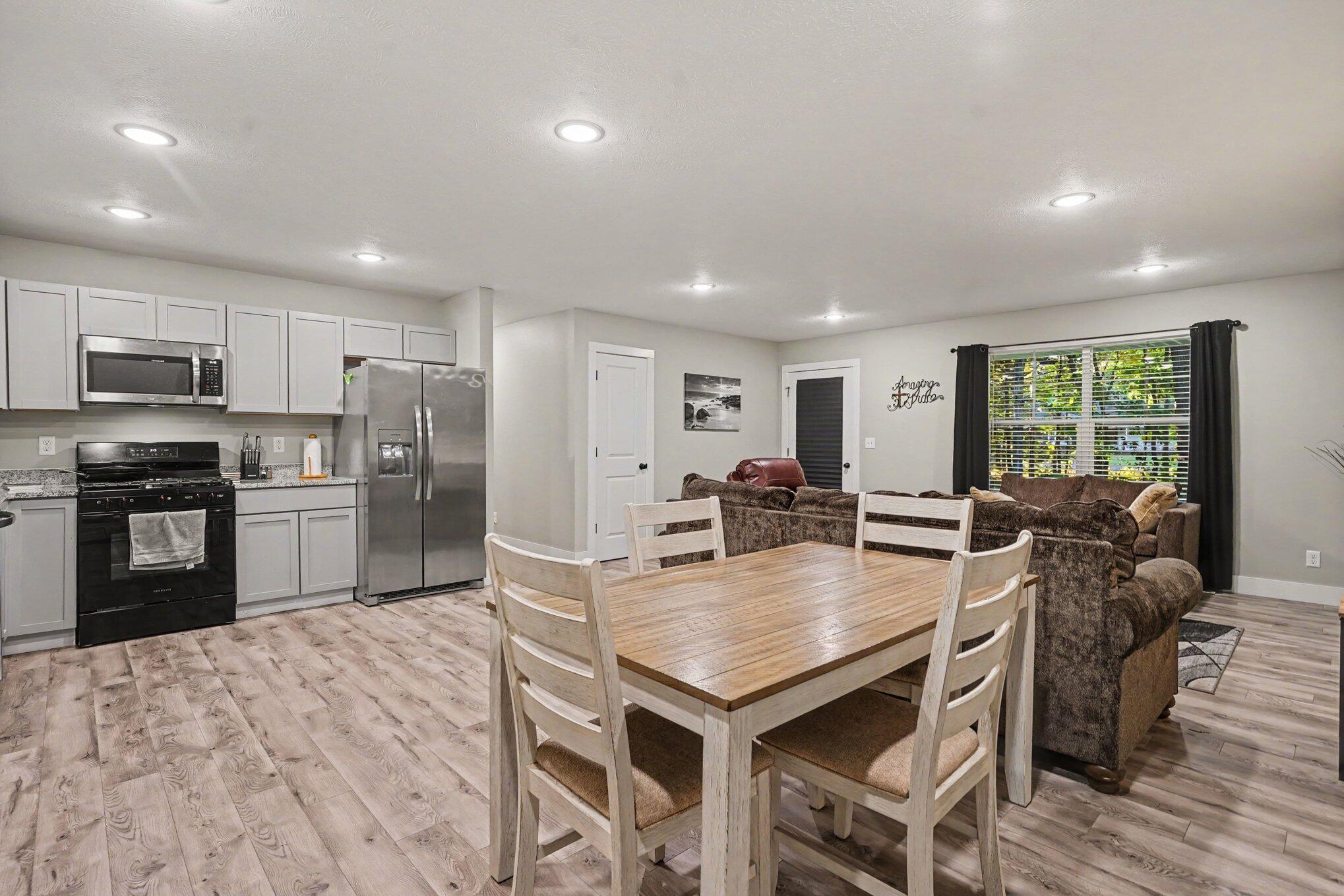532 W River Road