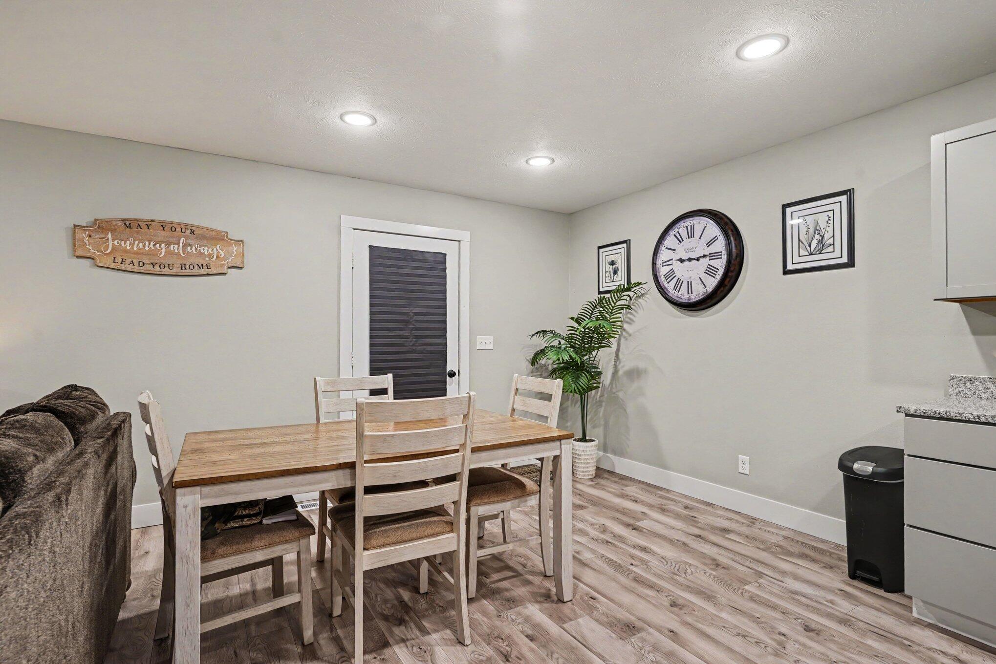 532 W River Road