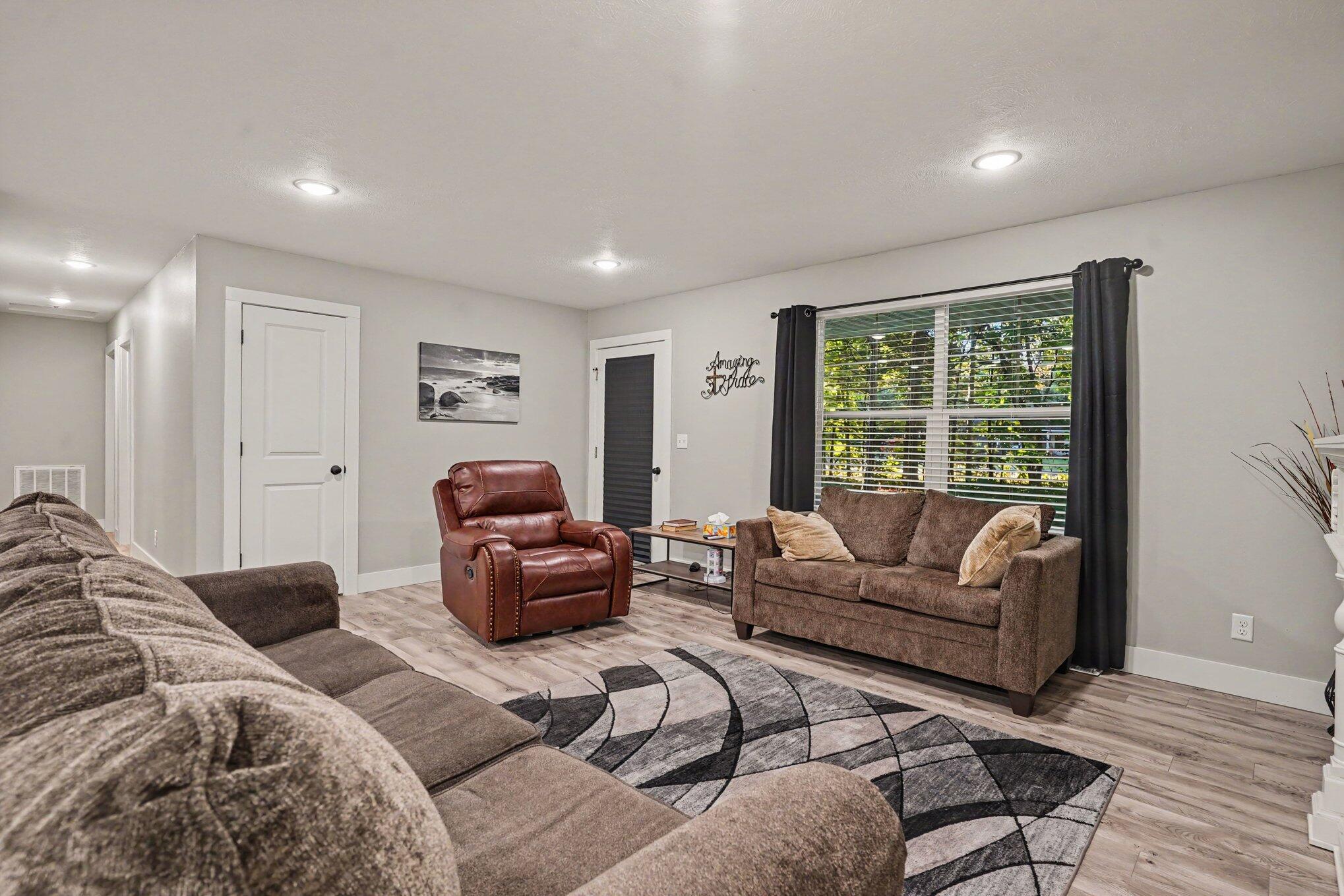 532 W River Road
