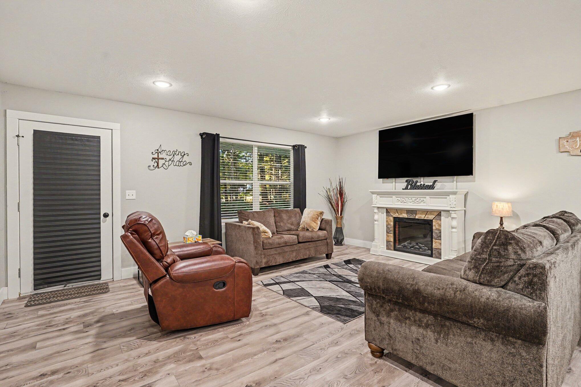 532 W River Road