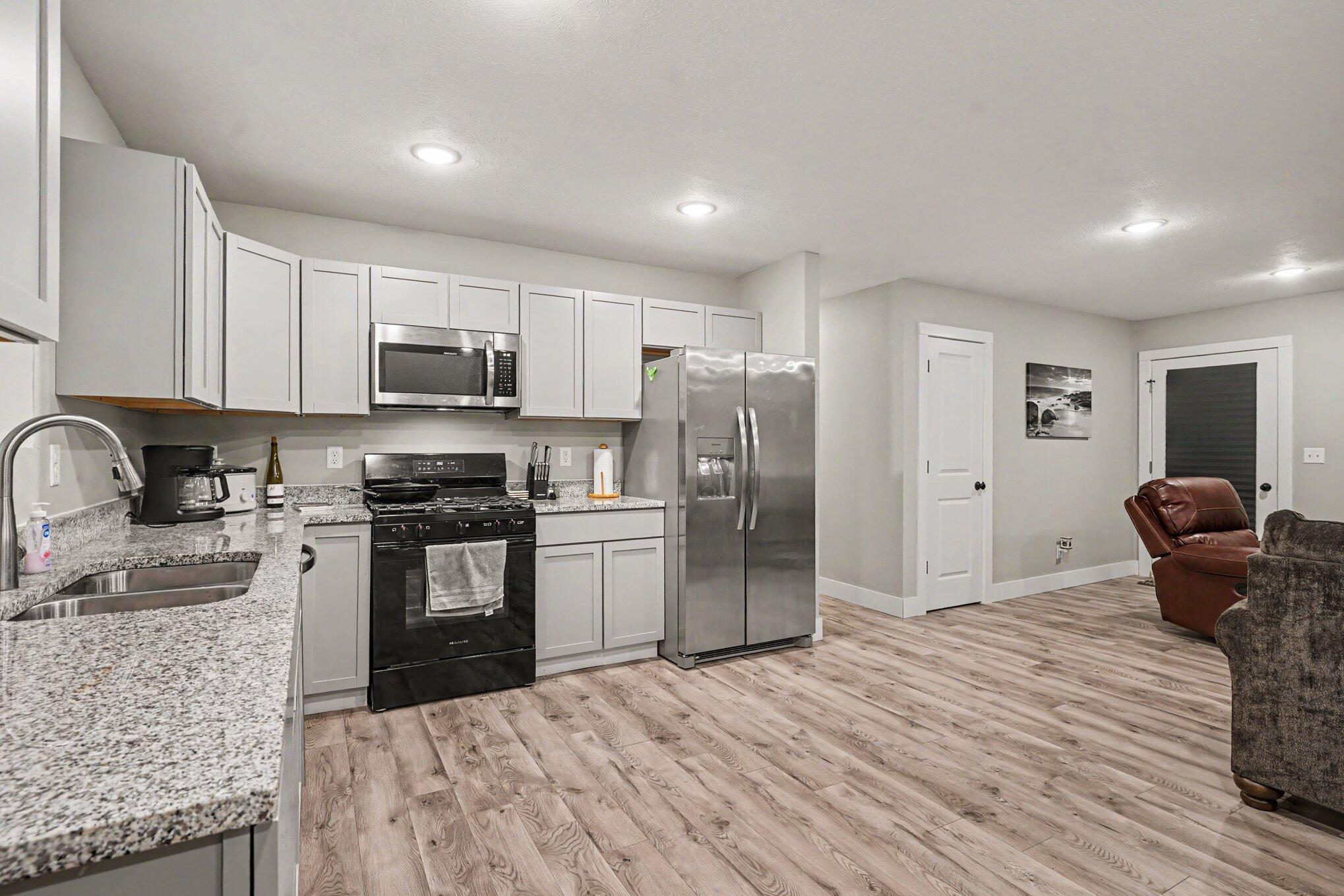 532 W River Road