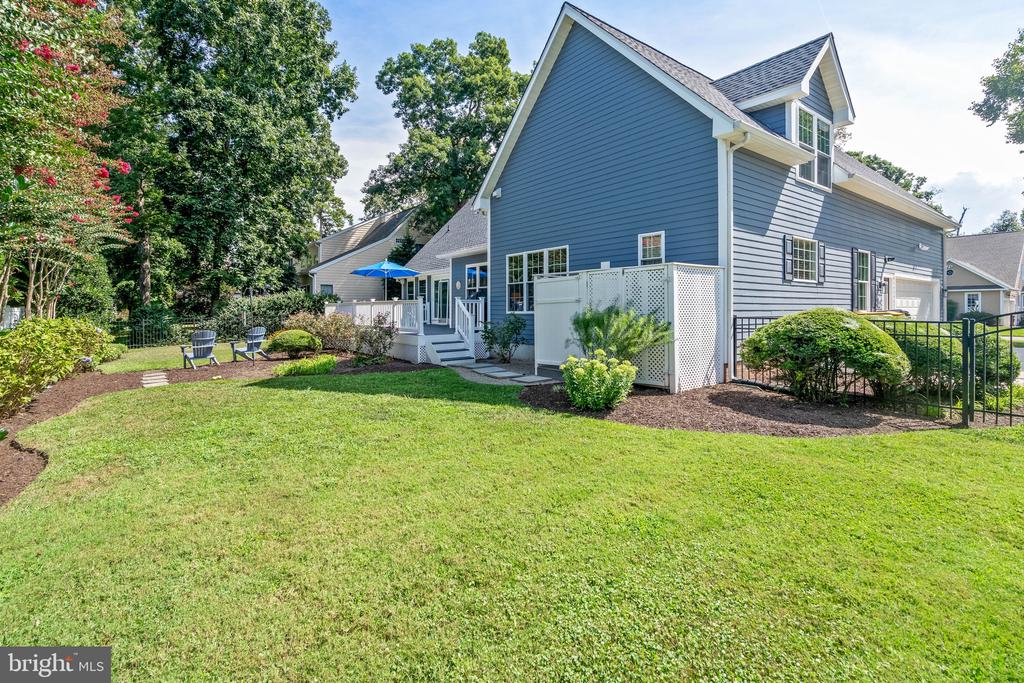 6 THOMPSON COURT
