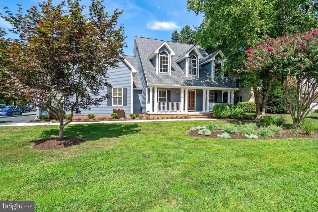 6 THOMPSON COURT