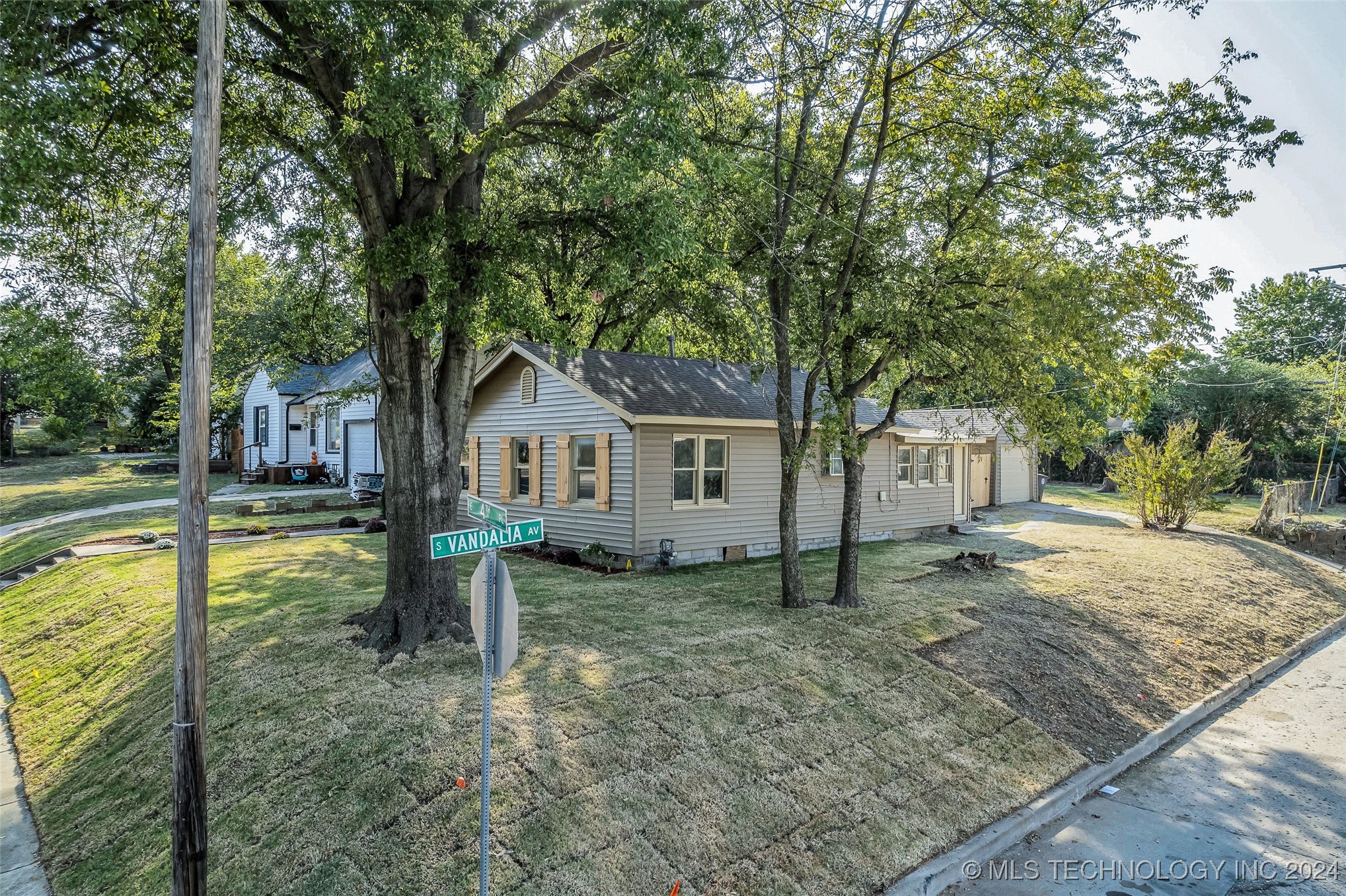 4702 E 4th Place