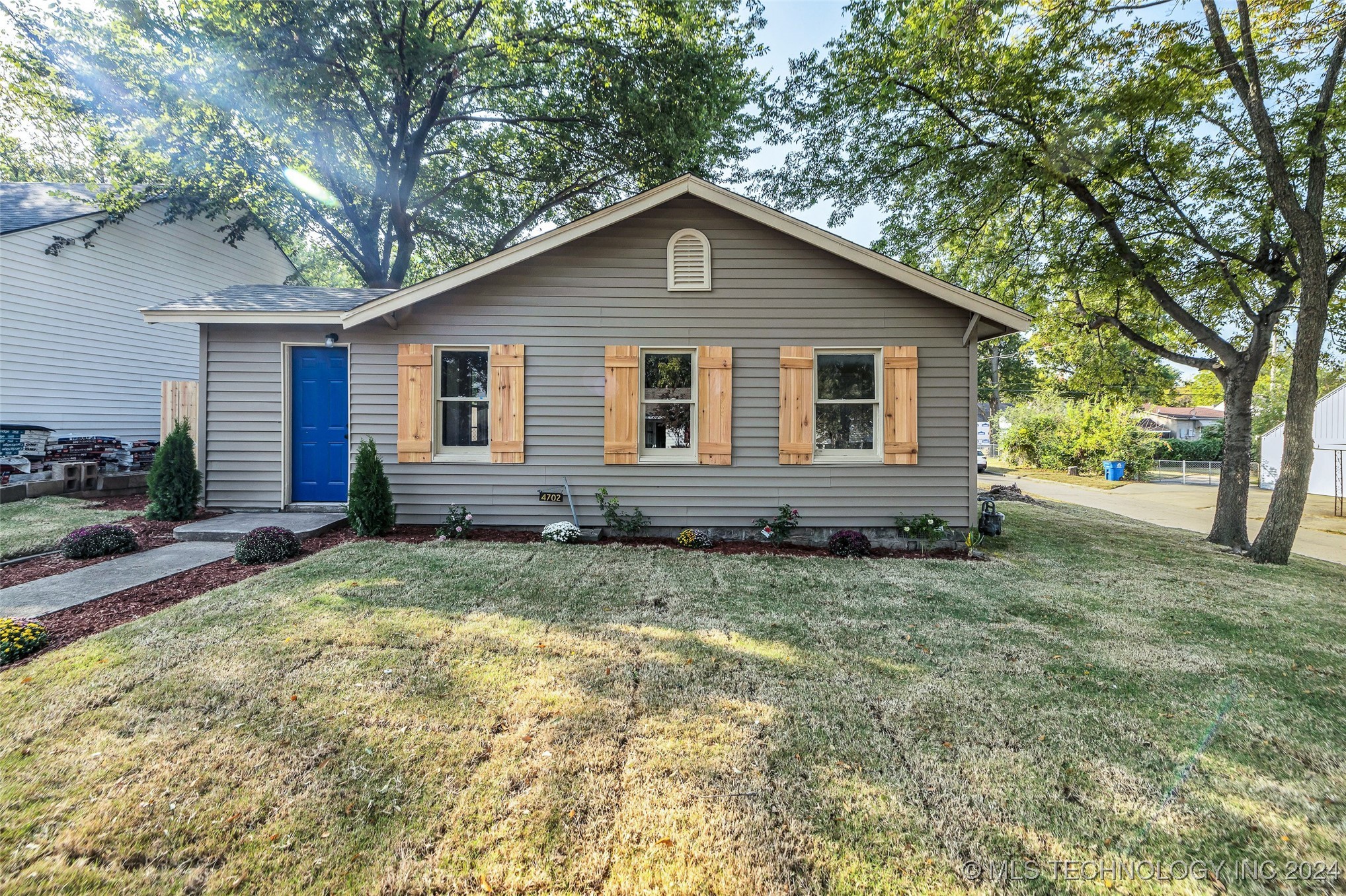 4702 E 4th Place
